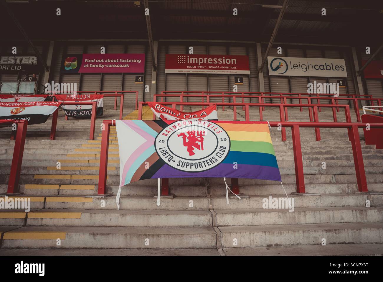 Man United Fanbanner vor Manchester United Women gegen SK Brann in der UEFA Women's Champions League am 18. September 2025 in der Leigh Sports Village Arena Stockfoto