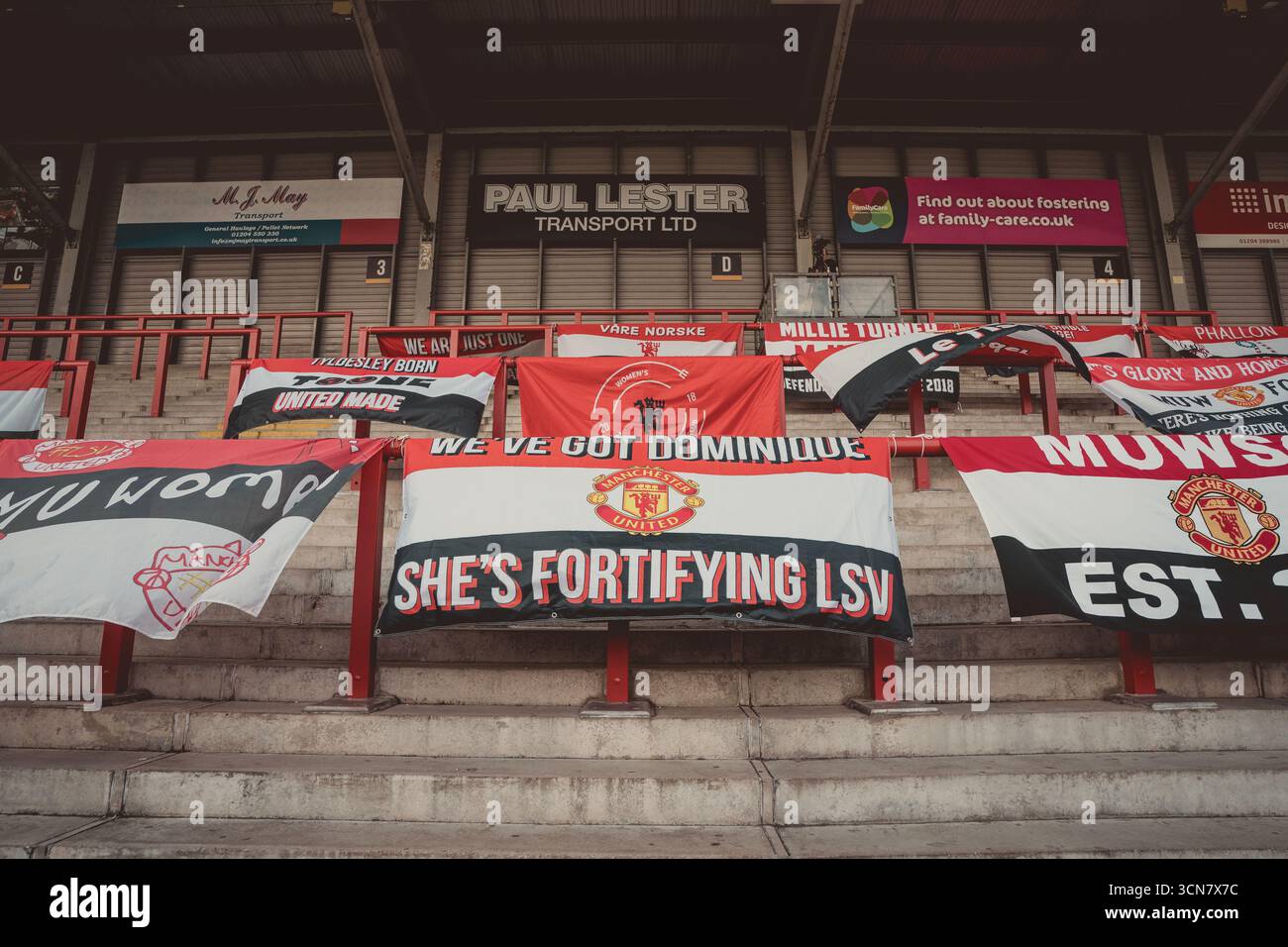 Man United Fanbanner vor Manchester United Women gegen SK Brann in der UEFA Women's Champions League am 18. September 2025 in der Leigh Sports Village Arena Stockfoto