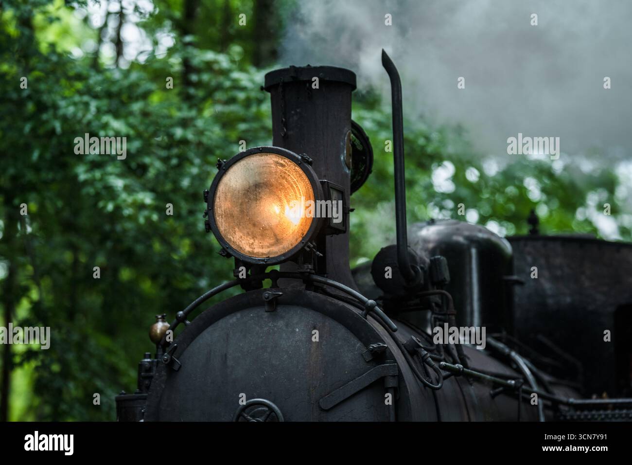 Detaillierter Scheinwerfer und Kamin der alten Dampfmaschine Stockfoto