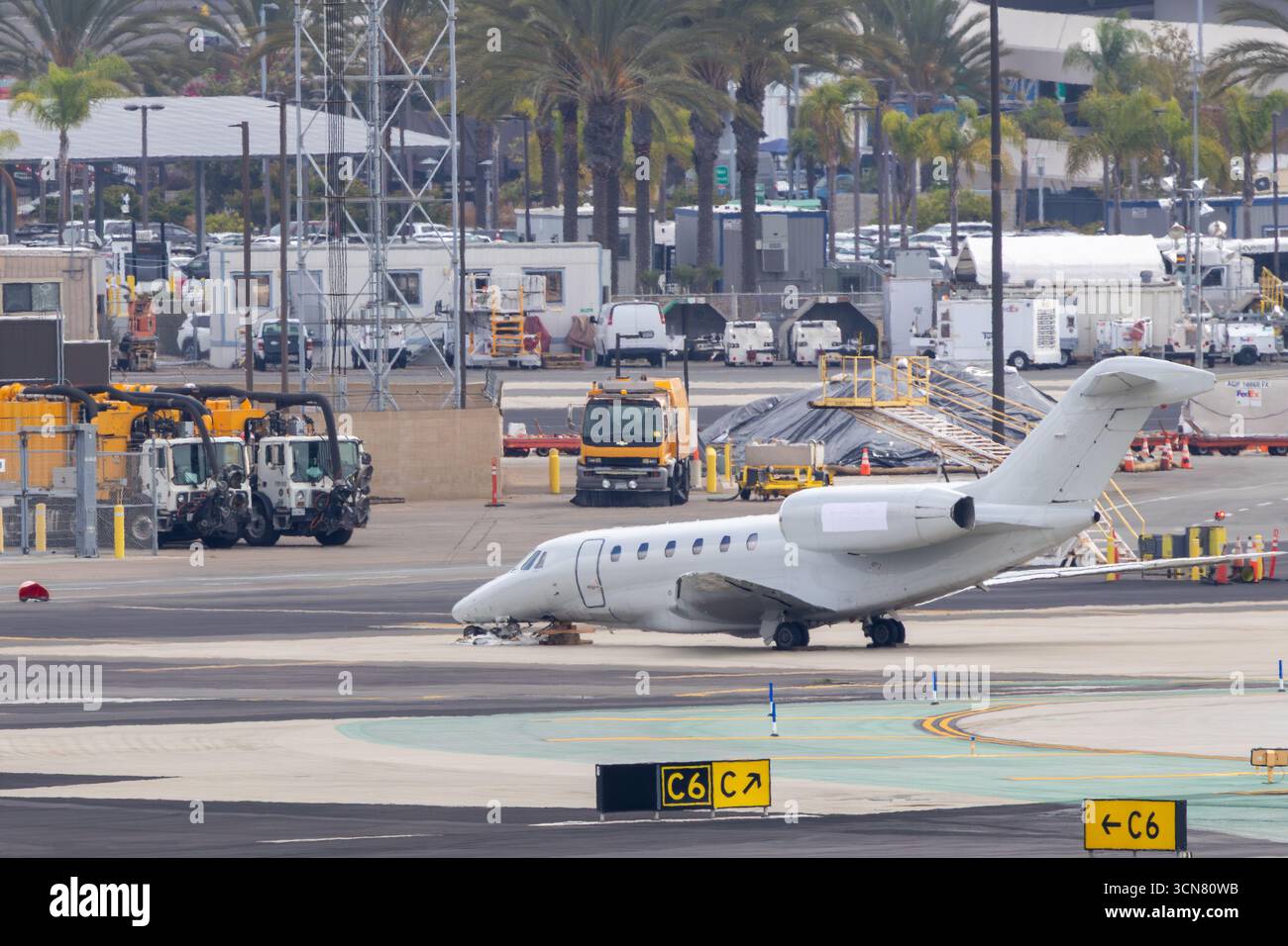 San Diego, Kalifornien, USA – 19. September 2025: Ausfall des Fahrwerks, Bodenstopp Flughafen San Diego (SAN) Stockfoto