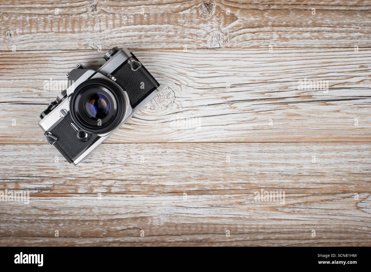 Retro-Fotokamera auf hölzernem Hintergrund von oben Stockfoto
