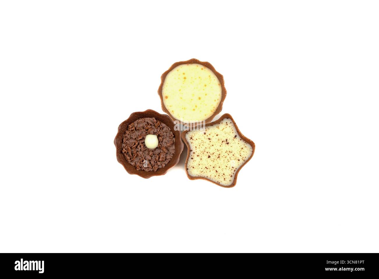 Drei unterschiedlich geformte Schokoladenbonbons werden auf weißem Hintergrund angezeigt. Die Leckerlis sind dreieckig angeordnet, wobei einer davon ist Stockfoto