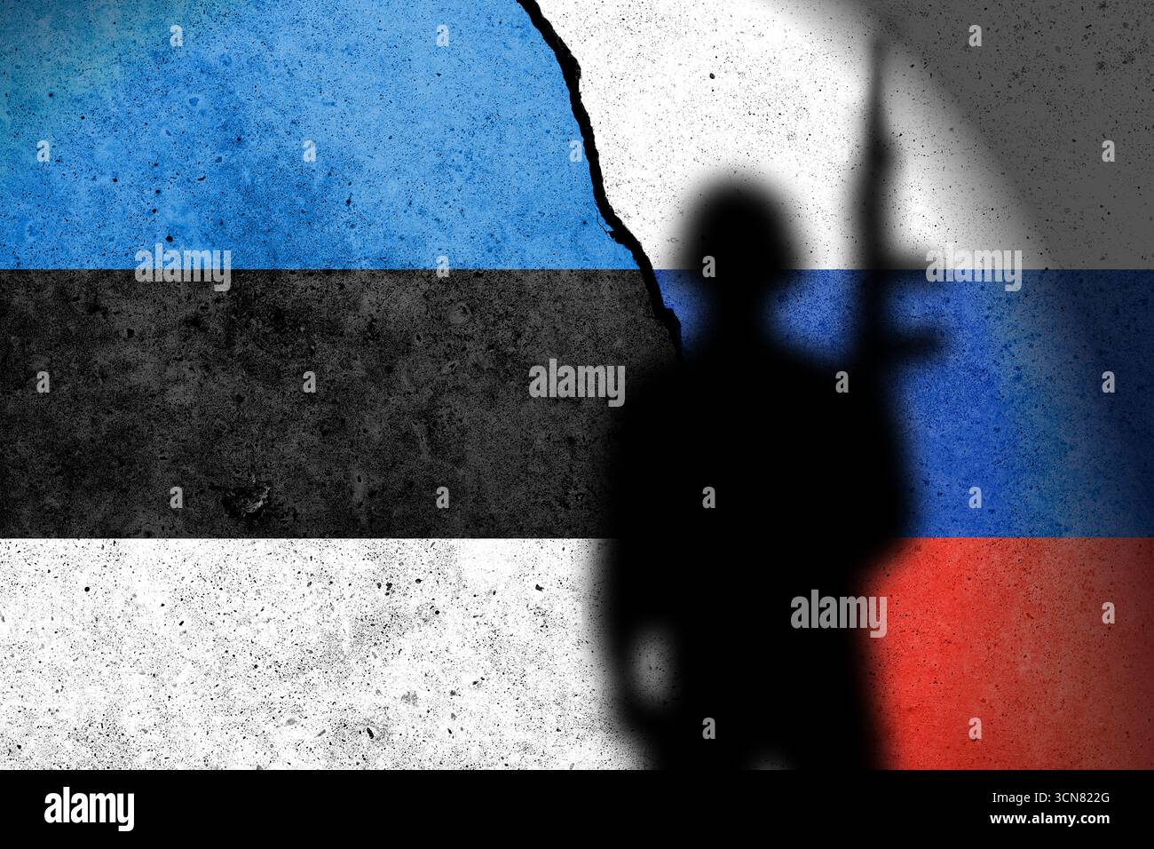Flagge von Estland und Russland auf einer Betonmauer mit Soldatenschatten gemalt. Stockfoto
