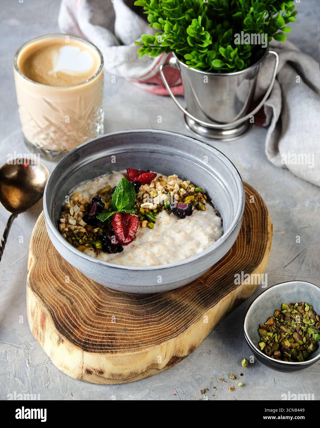 Eine köstliche und gesunde Frühstücksschale mit Hafer, garniert mit verschiedenen gesunden Zutaten Stockfoto