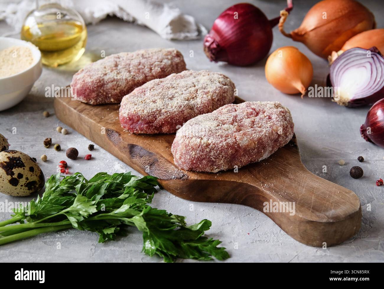 Verwöhnen Sie sich mit köstlichen hausgemachten Burgern, die mit frischen, hochwertigen Zutaten zubereitet werden Stockfoto