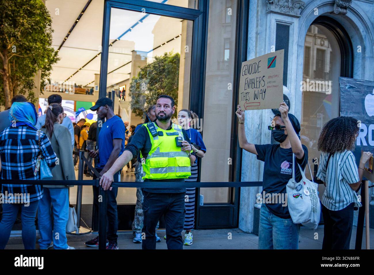 Aktivisten veranstalteten am 17. September einen Protest vor dem Apple Store in der Regent Street, Central London, während des Launch des iPhone 17. Demonstranten hielten Plakate, auf denen sie erklärten, dass das iPhone 17 mit Blut bedeckt ist, und beschuldigten Apple, vom Kobaltbergbau im Kongo im Zusammenhang mit Kinderarbeit und Menschenrechtsverletzungen profitiert zu haben. Die Warteschlangen von Kunden, die versuchten, den Regent Street Apple Store zu betreten, wurden mit Gesängen, Plakaten und Zuschauern getroffen, die sich versammelten, um den Protest zu beobachten. Stockfoto