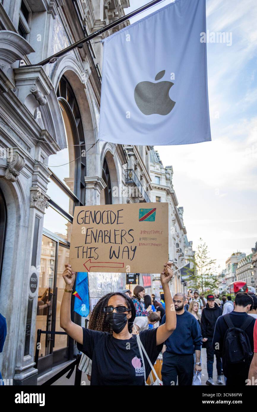 Aktivisten veranstalteten am 17. September einen Protest vor dem Apple Store in der Regent Street, Central London, während des Launch des iPhone 17. Demonstranten hielten Plakate, auf denen sie erklärten, dass das iPhone 17 mit Blut bedeckt ist, und beschuldigten Apple, vom Kobaltbergbau im Kongo im Zusammenhang mit Kinderarbeit und Menschenrechtsverletzungen profitiert zu haben. Die Warteschlangen von Kunden, die versuchten, den Regent Street Apple Store zu betreten, wurden mit Gesängen, Plakaten und Zuschauern getroffen, die sich versammelten, um den Protest zu beobachten. Stockfoto