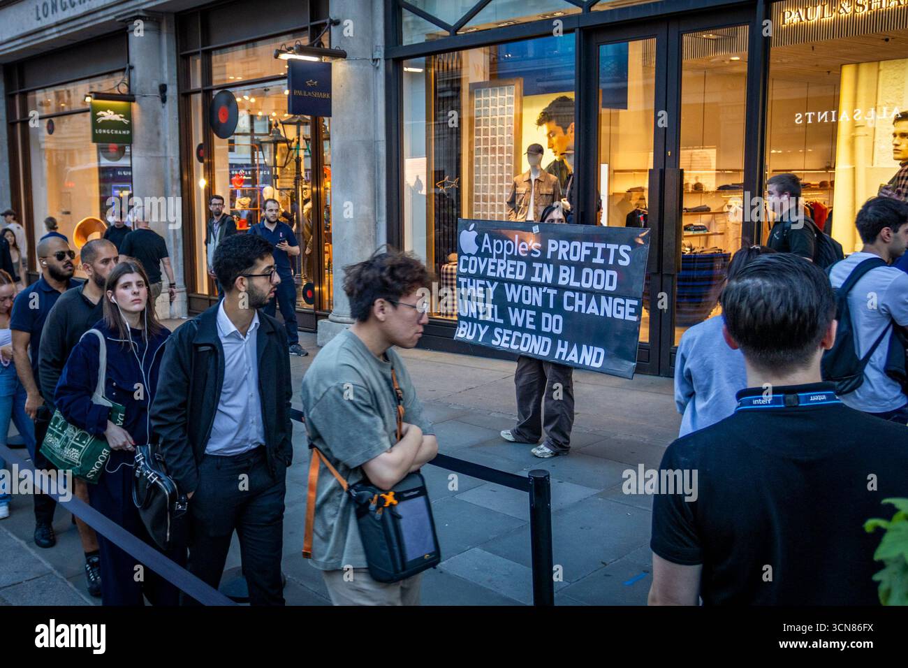 Aktivisten veranstalteten am 17. September einen Protest vor dem Apple Store in der Regent Street, Central London, während des Launch des iPhone 17. Demonstranten hielten Plakate, auf denen sie erklärten, dass das iPhone 17 mit Blut bedeckt ist, und beschuldigten Apple, vom Kobaltbergbau im Kongo im Zusammenhang mit Kinderarbeit und Menschenrechtsverletzungen profitiert zu haben. Die Warteschlangen von Kunden, die versuchten, den Regent Street Apple Store zu betreten, wurden mit Gesängen, Plakaten und Zuschauern getroffen, die sich versammelten, um den Protest zu beobachten. Stockfoto