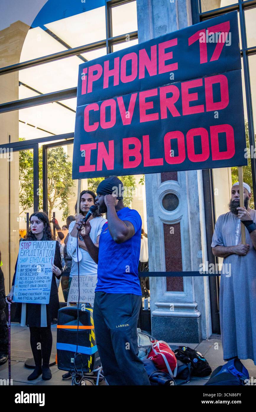 Aktivisten veranstalteten am 17. September einen Protest vor dem Apple Store in der Regent Street, Central London, während des Launch des iPhone 17. Demonstranten hielten Plakate, auf denen sie erklärten, dass das iPhone 17 mit Blut bedeckt ist, und beschuldigten Apple, vom Kobaltbergbau im Kongo im Zusammenhang mit Kinderarbeit und Menschenrechtsverletzungen profitiert zu haben. Die Warteschlangen von Kunden, die versuchten, den Regent Street Apple Store zu betreten, wurden mit Gesängen, Plakaten und Zuschauern getroffen, die sich versammelten, um den Protest zu beobachten. Stockfoto