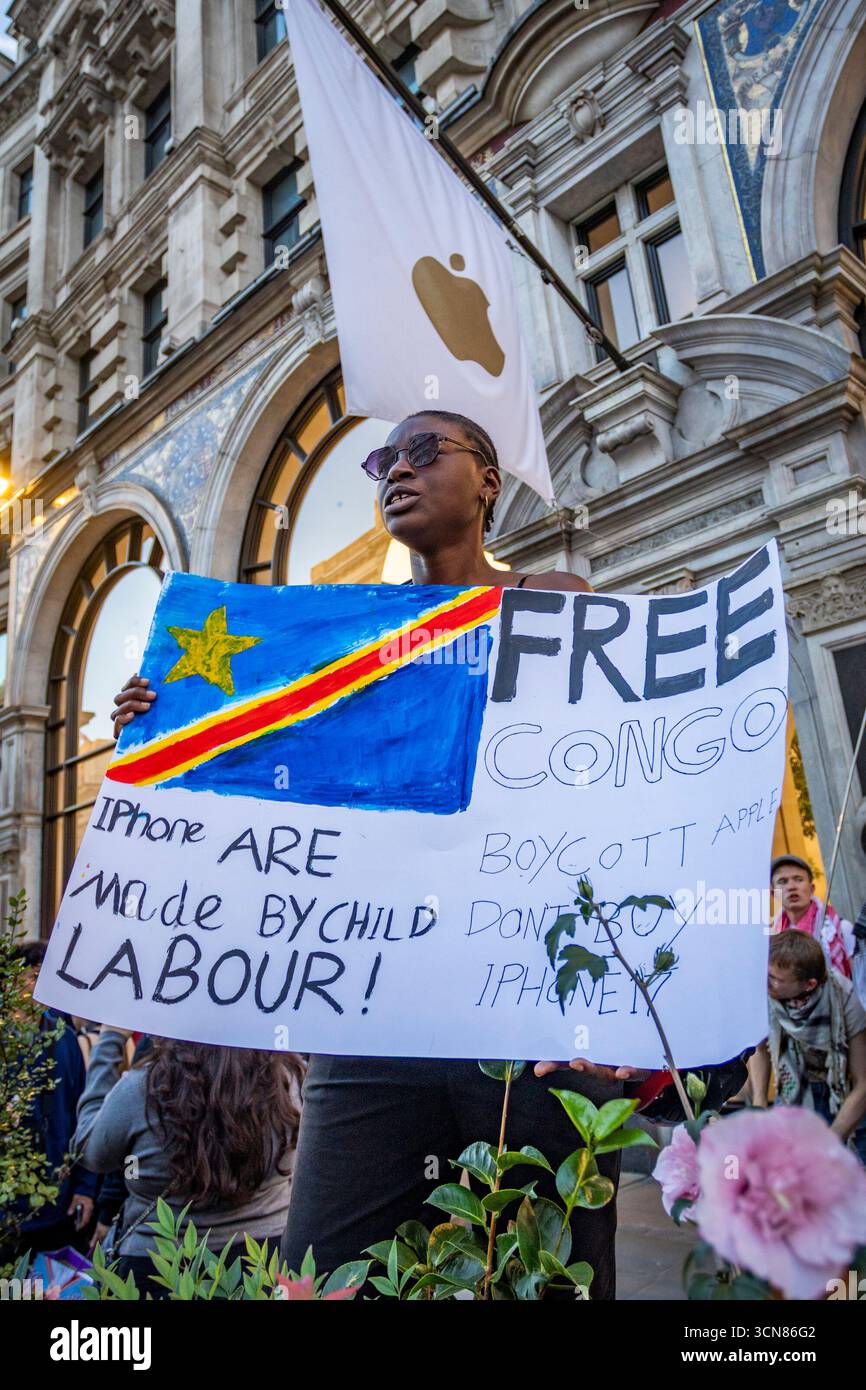 Aktivisten veranstalteten am 17. September einen Protest vor dem Apple Store in der Regent Street, Central London, während des Launch des iPhone 17. Demonstranten hielten Plakate, auf denen sie erklärten, dass das iPhone 17 mit Blut bedeckt ist, und beschuldigten Apple, vom Kobaltbergbau im Kongo im Zusammenhang mit Kinderarbeit und Menschenrechtsverletzungen profitiert zu haben. Die Warteschlangen von Kunden, die versuchten, den Regent Street Apple Store zu betreten, wurden mit Gesängen, Plakaten und Zuschauern getroffen, die sich versammelten, um den Protest zu beobachten. Stockfoto