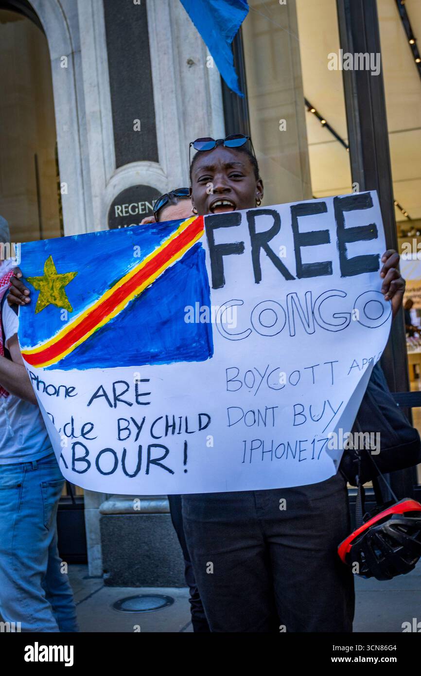 Aktivisten veranstalteten am 17. September einen Protest vor dem Apple Store in der Regent Street, Central London, während des Launch des iPhone 17. Demonstranten hielten Plakate, auf denen sie erklärten, dass das iPhone 17 mit Blut bedeckt ist, und beschuldigten Apple, vom Kobaltbergbau im Kongo im Zusammenhang mit Kinderarbeit und Menschenrechtsverletzungen profitiert zu haben. Die Warteschlangen von Kunden, die versuchten, den Regent Street Apple Store zu betreten, wurden mit Gesängen, Plakaten und Zuschauern getroffen, die sich versammelten, um den Protest zu beobachten. Stockfoto