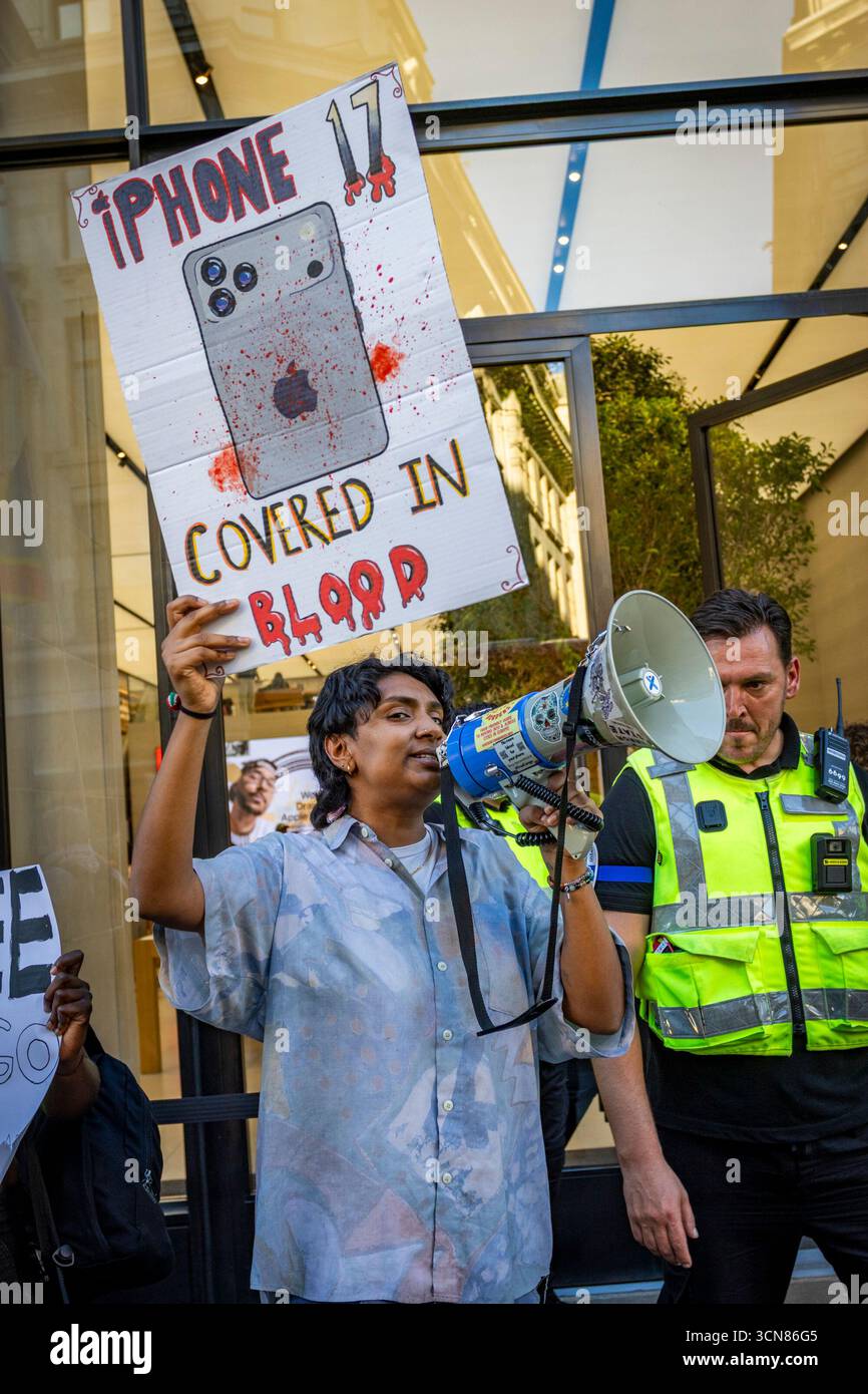 Aktivisten veranstalteten am 17. September einen Protest vor dem Apple Store in der Regent Street, Central London, während des Launch des iPhone 17. Demonstranten hielten Plakate, auf denen sie erklärten, dass das iPhone 17 mit Blut bedeckt ist, und beschuldigten Apple, vom Kobaltbergbau im Kongo im Zusammenhang mit Kinderarbeit und Menschenrechtsverletzungen profitiert zu haben. Die Warteschlangen von Kunden, die versuchten, den Regent Street Apple Store zu betreten, wurden mit Gesängen, Plakaten und Zuschauern getroffen, die sich versammelten, um den Protest zu beobachten. Stockfoto