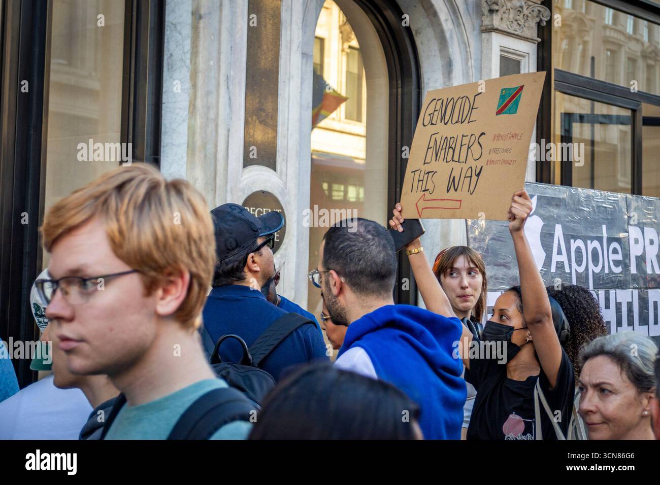 Aktivisten veranstalteten am 17. September einen Protest vor dem Apple Store in der Regent Street, Central London, während des Launch des iPhone 17. Demonstranten hielten Plakate, auf denen sie erklärten, dass das iPhone 17 mit Blut bedeckt ist, und beschuldigten Apple, vom Kobaltbergbau im Kongo im Zusammenhang mit Kinderarbeit und Menschenrechtsverletzungen profitiert zu haben. Die Warteschlangen von Kunden, die versuchten, den Regent Street Apple Store zu betreten, wurden mit Gesängen, Plakaten und Zuschauern getroffen, die sich versammelten, um den Protest zu beobachten. Stockfoto