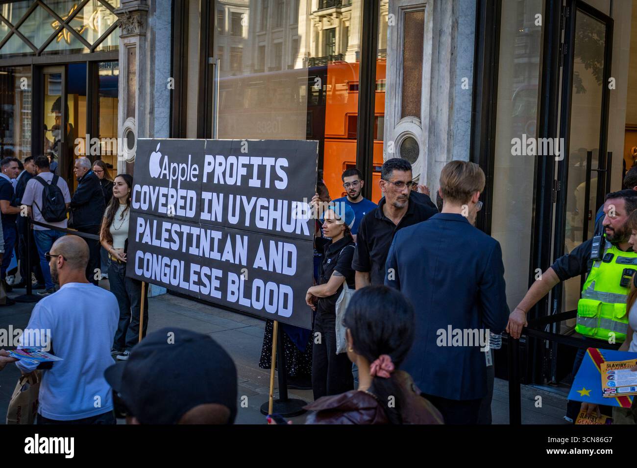 Aktivisten veranstalteten am 17. September einen Protest vor dem Apple Store in der Regent Street, Central London, während des Launch des iPhone 17. Demonstranten hielten Plakate, auf denen sie erklärten, dass das iPhone 17 mit Blut bedeckt ist, und beschuldigten Apple, vom Kobaltbergbau im Kongo im Zusammenhang mit Kinderarbeit und Menschenrechtsverletzungen profitiert zu haben. Die Warteschlangen von Kunden, die versuchten, den Regent Street Apple Store zu betreten, wurden mit Gesängen, Plakaten und Zuschauern getroffen, die sich versammelten, um den Protest zu beobachten. Stockfoto
