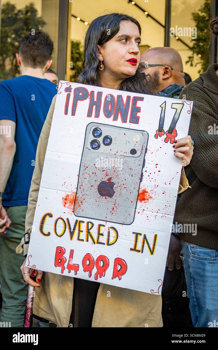 Aktivisten veranstalteten am 17. September einen Protest vor dem Apple Store in der Regent Street, Central London, während des Launch des iPhone 17. Demonstranten hielten Plakate, auf denen sie erklärten, dass das iPhone 17 mit Blut bedeckt ist, und beschuldigten Apple, vom Kobaltbergbau im Kongo im Zusammenhang mit Kinderarbeit und Menschenrechtsverletzungen profitiert zu haben. Die Warteschlangen von Kunden, die versuchten, den Regent Street Apple Store zu betreten, wurden mit Gesängen, Plakaten und Zuschauern getroffen, die sich versammelten, um den Protest zu beobachten. Stockfoto