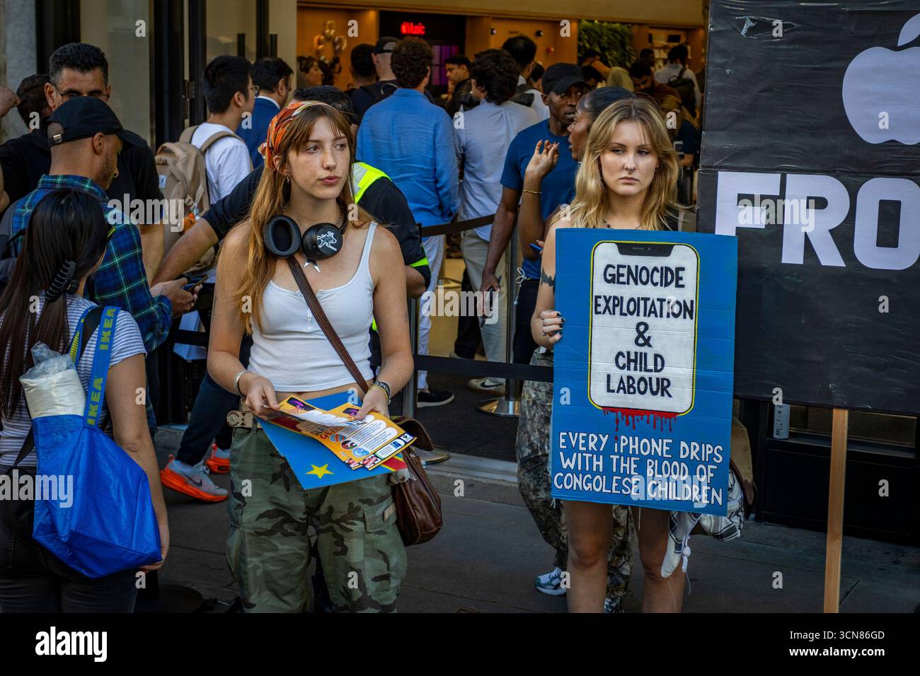 Aktivisten veranstalteten am 17. September einen Protest vor dem Apple Store in der Regent Street, Central London, während des Launch des iPhone 17. Demonstranten hielten Plakate, auf denen sie erklärten, dass das iPhone 17 mit Blut bedeckt ist, und beschuldigten Apple, vom Kobaltbergbau im Kongo im Zusammenhang mit Kinderarbeit und Menschenrechtsverletzungen profitiert zu haben. Die Warteschlangen von Kunden, die versuchten, den Regent Street Apple Store zu betreten, wurden mit Gesängen, Plakaten und Zuschauern getroffen, die sich versammelten, um den Protest zu beobachten. Stockfoto
