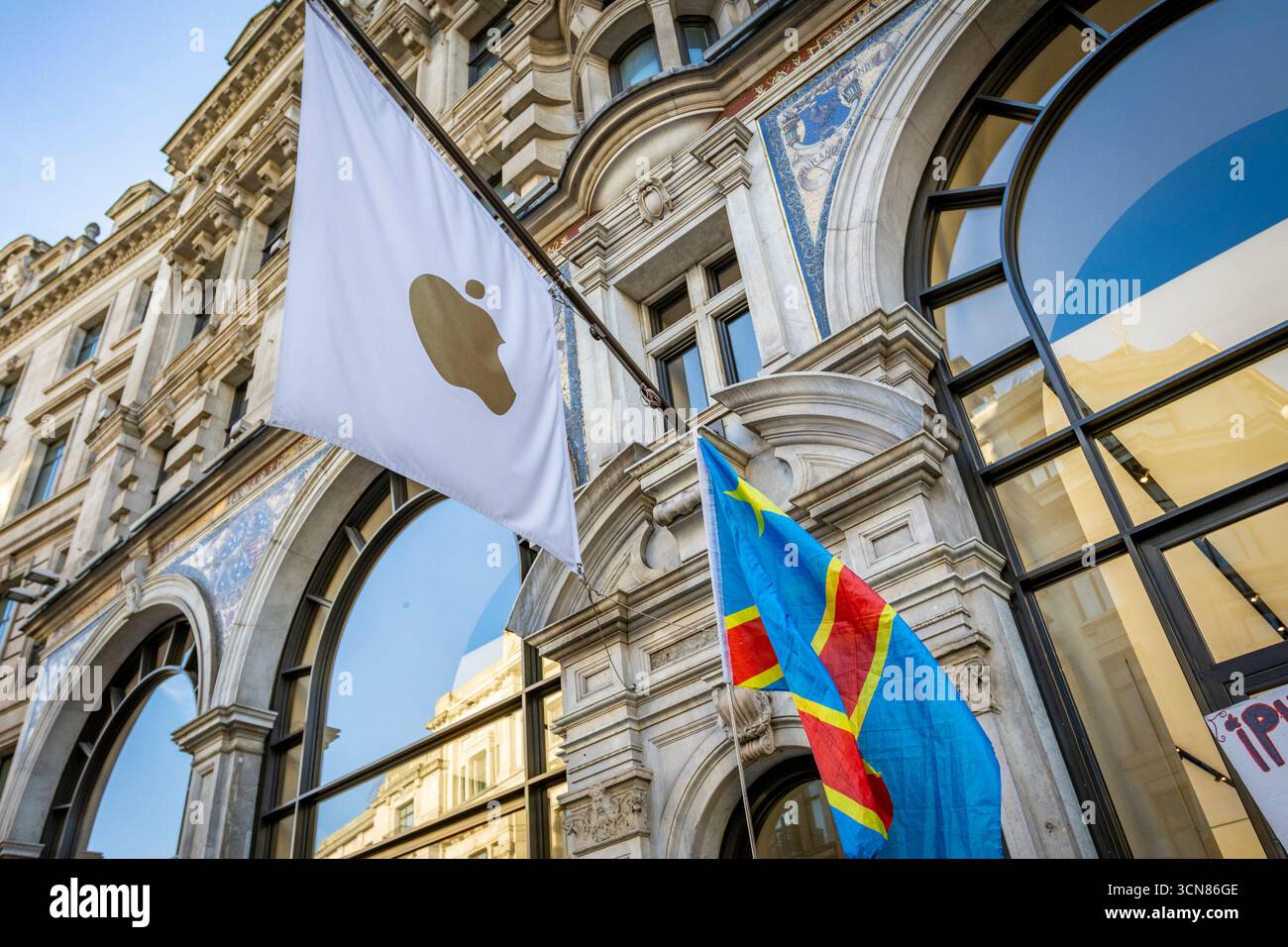 Aktivisten veranstalteten am 17. September einen Protest vor dem Apple Store in der Regent Street, Central London, während des Launch des iPhone 17. Demonstranten hielten Plakate, auf denen sie erklärten, dass das iPhone 17 mit Blut bedeckt ist, und beschuldigten Apple, vom Kobaltbergbau im Kongo im Zusammenhang mit Kinderarbeit und Menschenrechtsverletzungen profitiert zu haben. Die Warteschlangen von Kunden, die versuchten, den Regent Street Apple Store zu betreten, wurden mit Gesängen, Plakaten und Zuschauern getroffen, die sich versammelten, um den Protest zu beobachten. Stockfoto