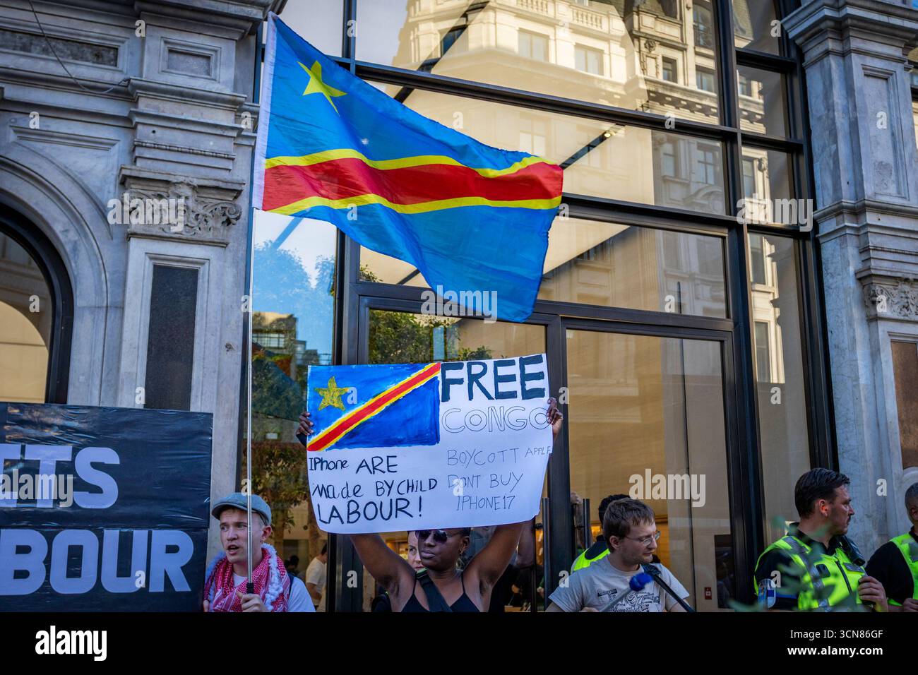 Aktivisten veranstalteten am 17. September einen Protest vor dem Apple Store in der Regent Street, Central London, während des Launch des iPhone 17. Demonstranten hielten Plakate, auf denen sie erklärten, dass das iPhone 17 mit Blut bedeckt ist, und beschuldigten Apple, vom Kobaltbergbau im Kongo im Zusammenhang mit Kinderarbeit und Menschenrechtsverletzungen profitiert zu haben. Die Warteschlangen von Kunden, die versuchten, den Regent Street Apple Store zu betreten, wurden mit Gesängen, Plakaten und Zuschauern getroffen, die sich versammelten, um den Protest zu beobachten. Stockfoto