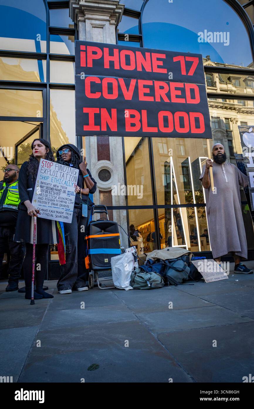 Aktivisten veranstalteten am 17. September einen Protest vor dem Apple Store in der Regent Street, Central London, während des Launch des iPhone 17. Demonstranten hielten Plakate, auf denen sie erklärten, dass das iPhone 17 mit Blut bedeckt ist, und beschuldigten Apple, vom Kobaltbergbau im Kongo im Zusammenhang mit Kinderarbeit und Menschenrechtsverletzungen profitiert zu haben. Die Warteschlangen von Kunden, die versuchten, den Regent Street Apple Store zu betreten, wurden mit Gesängen, Plakaten und Zuschauern getroffen, die sich versammelten, um den Protest zu beobachten. Stockfoto