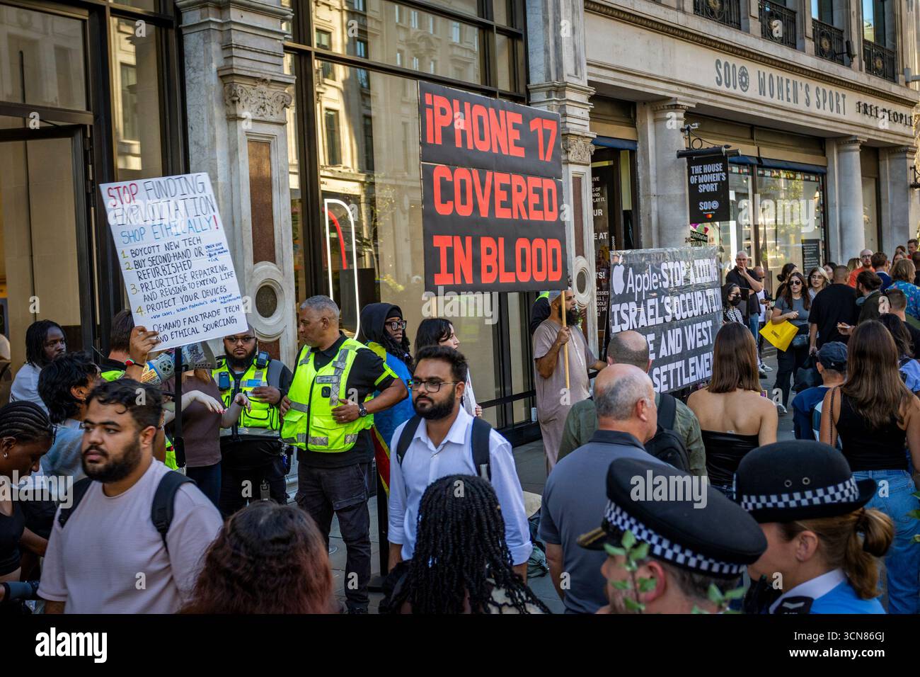 Aktivisten veranstalteten am 17. September einen Protest vor dem Apple Store in der Regent Street, Central London, während des Launch des iPhone 17. Demonstranten hielten Plakate, auf denen sie erklärten, dass das iPhone 17 mit Blut bedeckt ist, und beschuldigten Apple, vom Kobaltbergbau im Kongo im Zusammenhang mit Kinderarbeit und Menschenrechtsverletzungen profitiert zu haben. Die Warteschlangen von Kunden, die versuchten, den Regent Street Apple Store zu betreten, wurden mit Gesängen, Plakaten und Zuschauern getroffen, die sich versammelten, um den Protest zu beobachten. Stockfoto