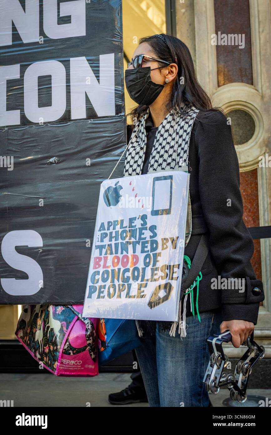 Aktivisten veranstalteten am 17. September einen Protest vor dem Apple Store in der Regent Street, Central London, während des Launch des iPhone 17. Demonstranten hielten Plakate, auf denen sie erklärten, dass das iPhone 17 mit Blut bedeckt ist, und beschuldigten Apple, vom Kobaltbergbau im Kongo im Zusammenhang mit Kinderarbeit und Menschenrechtsverletzungen profitiert zu haben. Die Warteschlangen von Kunden, die versuchten, den Regent Street Apple Store zu betreten, wurden mit Gesängen, Plakaten und Zuschauern getroffen, die sich versammelten, um den Protest zu beobachten. Stockfoto