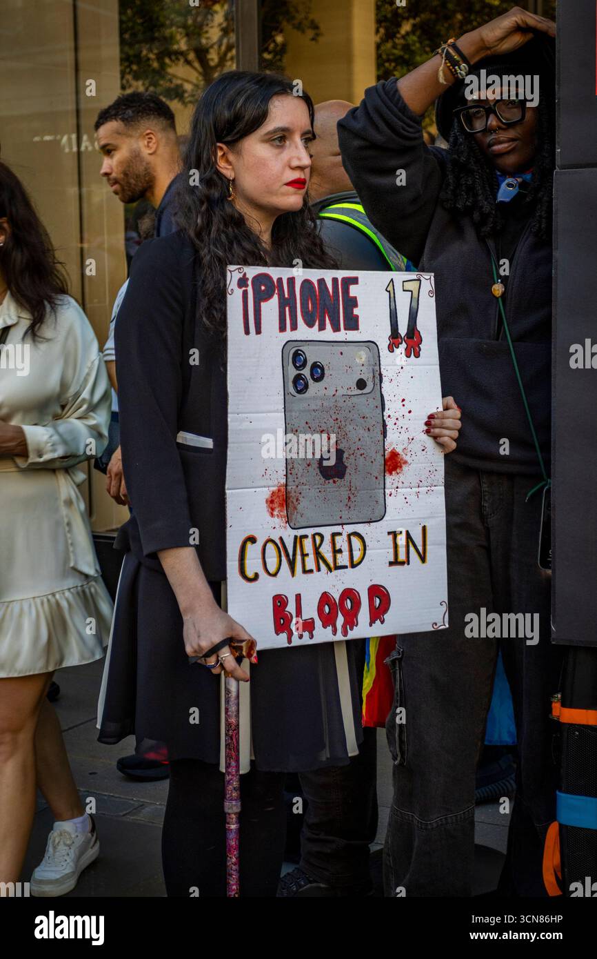 Aktivisten veranstalteten am 17. September einen Protest vor dem Apple Store in der Regent Street, Central London, während des Launch des iPhone 17. Demonstranten hielten Plakate, auf denen sie erklärten, dass das iPhone 17 mit Blut bedeckt ist, und beschuldigten Apple, vom Kobaltbergbau im Kongo im Zusammenhang mit Kinderarbeit und Menschenrechtsverletzungen profitiert zu haben. Die Warteschlangen von Kunden, die versuchten, den Regent Street Apple Store zu betreten, wurden mit Gesängen, Plakaten und Zuschauern getroffen, die sich versammelten, um den Protest zu beobachten. Stockfoto