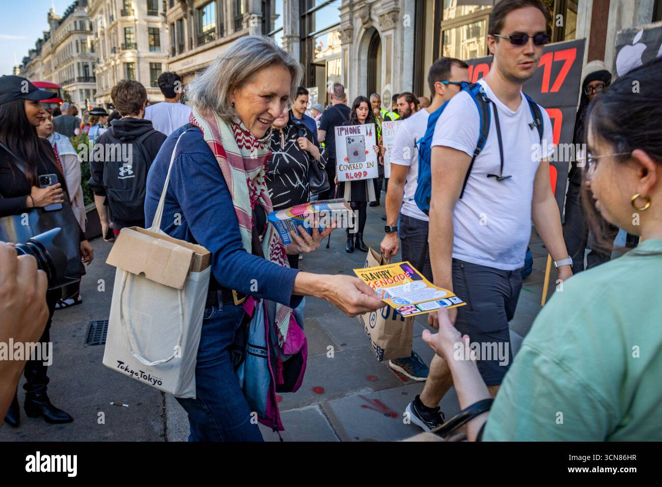 Aktivisten veranstalteten am 17. September einen Protest vor dem Apple Store in der Regent Street, Central London, während des Launch des iPhone 17. Demonstranten hielten Plakate, auf denen sie erklärten, dass das iPhone 17 mit Blut bedeckt ist, und beschuldigten Apple, vom Kobaltbergbau im Kongo im Zusammenhang mit Kinderarbeit und Menschenrechtsverletzungen profitiert zu haben. Die Warteschlangen von Kunden, die versuchten, den Regent Street Apple Store zu betreten, wurden mit Gesängen, Plakaten und Zuschauern getroffen, die sich versammelten, um den Protest zu beobachten. Stockfoto