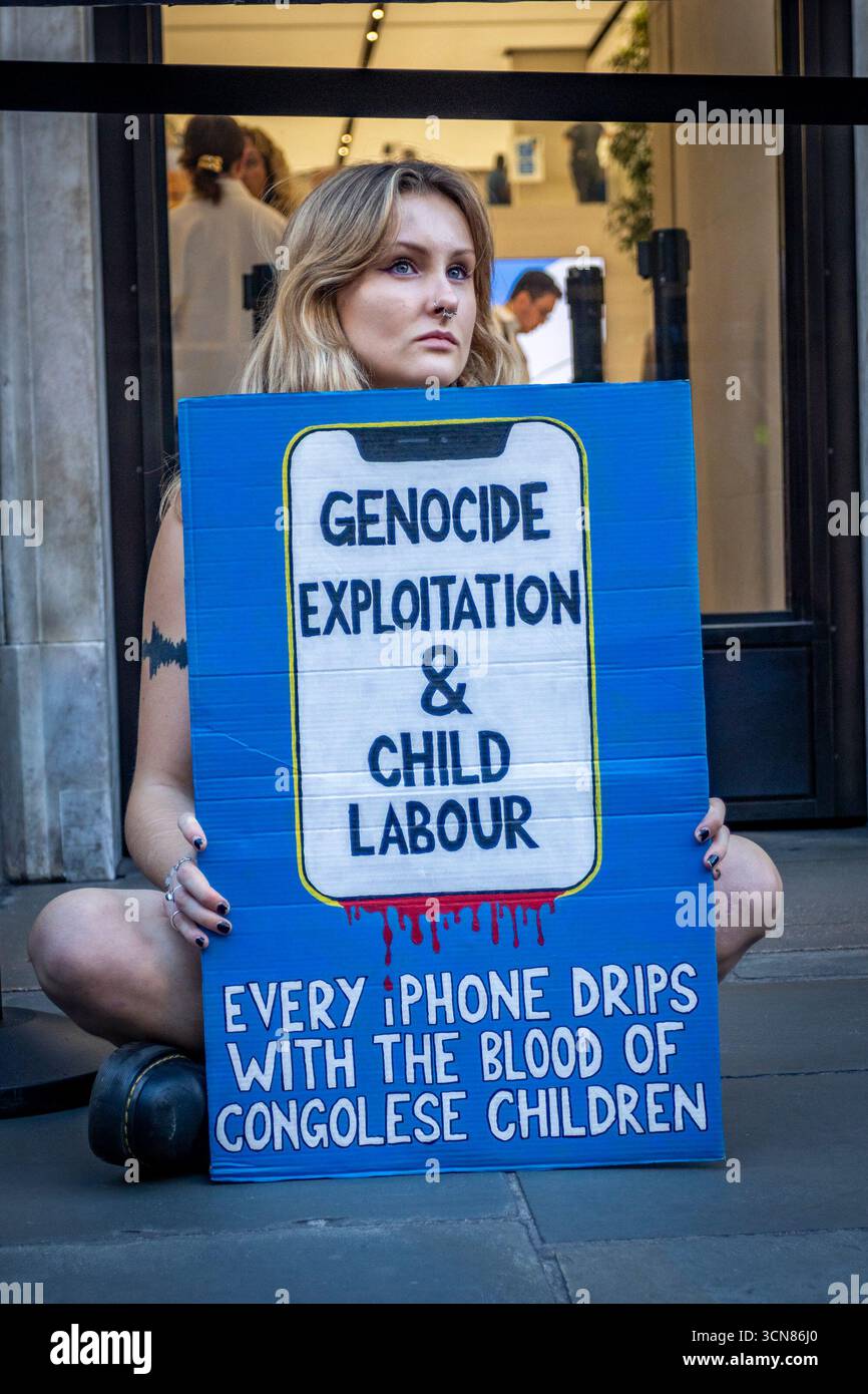 Aktivisten veranstalteten am 17. September einen Protest vor dem Apple Store in der Regent Street, Central London, während des Launch des iPhone 17. Demonstranten hielten Plakate, auf denen sie erklärten, dass das iPhone 17 mit Blut bedeckt ist, und beschuldigten Apple, vom Kobaltbergbau im Kongo im Zusammenhang mit Kinderarbeit und Menschenrechtsverletzungen profitiert zu haben. Die Warteschlangen von Kunden, die versuchten, den Regent Street Apple Store zu betreten, wurden mit Gesängen, Plakaten und Zuschauern getroffen, die sich versammelten, um den Protest zu beobachten. Stockfoto