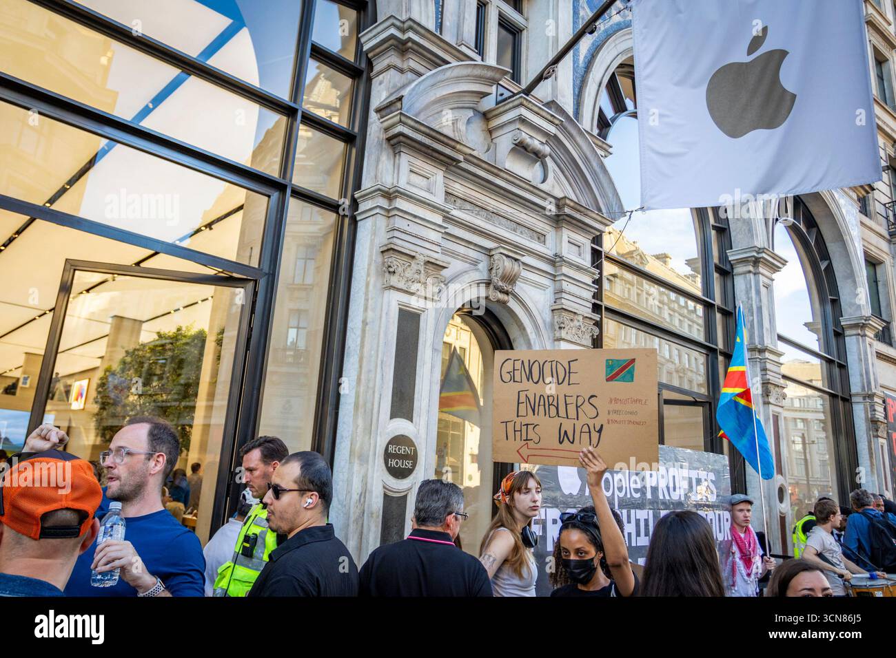 Aktivisten veranstalteten am 17. September einen Protest vor dem Apple Store in der Regent Street, Central London, während des Launch des iPhone 17. Demonstranten hielten Plakate, auf denen sie erklärten, dass das iPhone 17 mit Blut bedeckt ist, und beschuldigten Apple, vom Kobaltbergbau im Kongo im Zusammenhang mit Kinderarbeit und Menschenrechtsverletzungen profitiert zu haben. Die Warteschlangen von Kunden, die versuchten, den Regent Street Apple Store zu betreten, wurden mit Gesängen, Plakaten und Zuschauern getroffen, die sich versammelten, um den Protest zu beobachten. Stockfoto