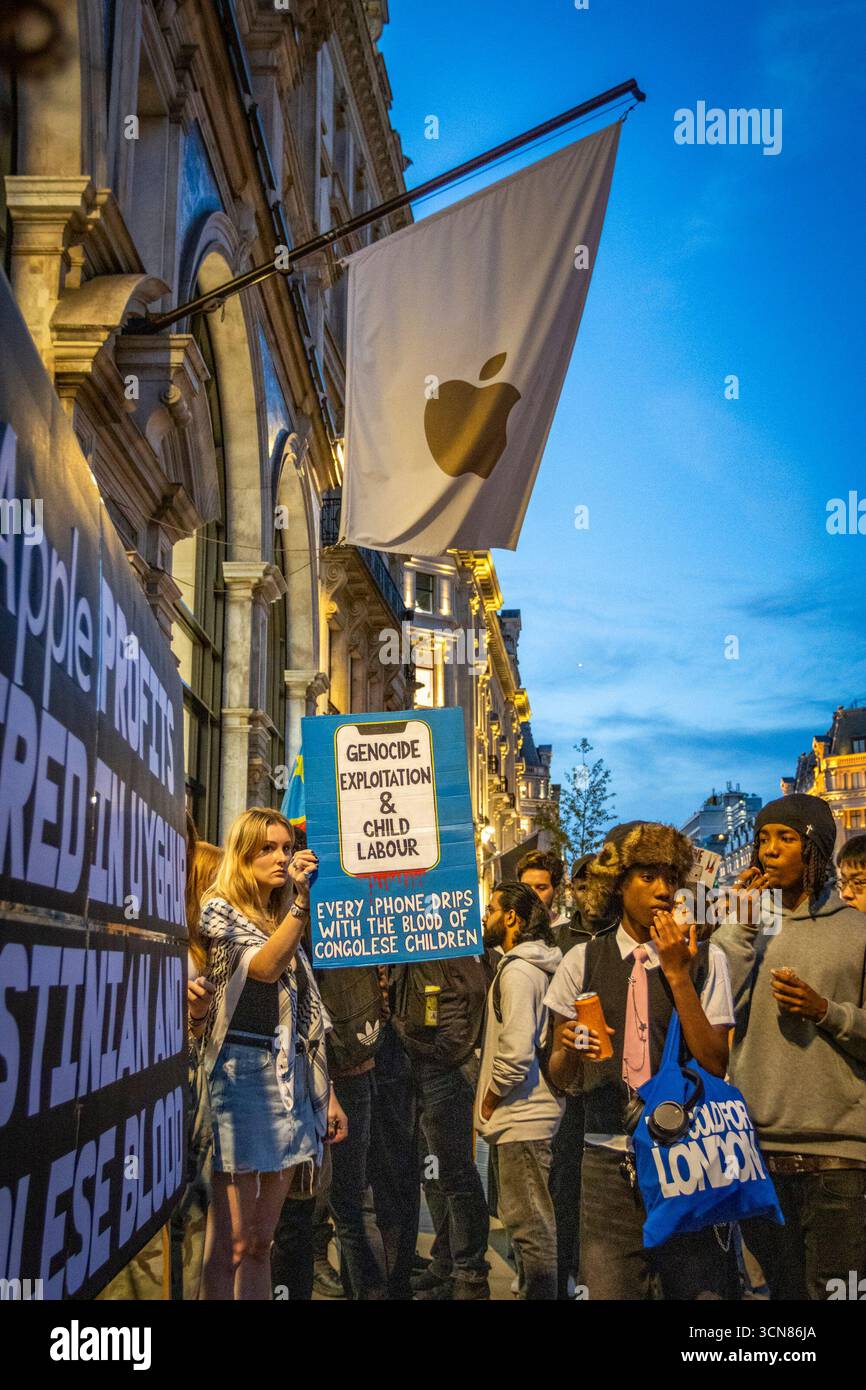 Aktivisten veranstalteten am 17. September einen Protest vor dem Apple Store in der Regent Street, Central London, während des Launch des iPhone 17. Demonstranten hielten Plakate, auf denen sie erklärten, dass das iPhone 17 mit Blut bedeckt ist, und beschuldigten Apple, vom Kobaltbergbau im Kongo im Zusammenhang mit Kinderarbeit und Menschenrechtsverletzungen profitiert zu haben. Die Warteschlangen von Kunden, die versuchten, den Regent Street Apple Store zu betreten, wurden mit Gesängen, Plakaten und Zuschauern getroffen, die sich versammelten, um den Protest zu beobachten. Stockfoto