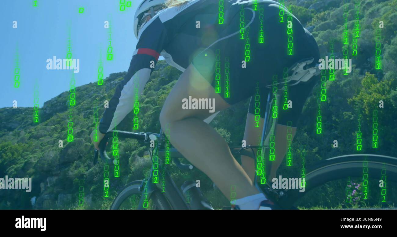 Radfahrer mit Helm, Trikot auf Rennrad auf Bergstraße, mit Doppelüberzug, Kopierraum Stockfoto