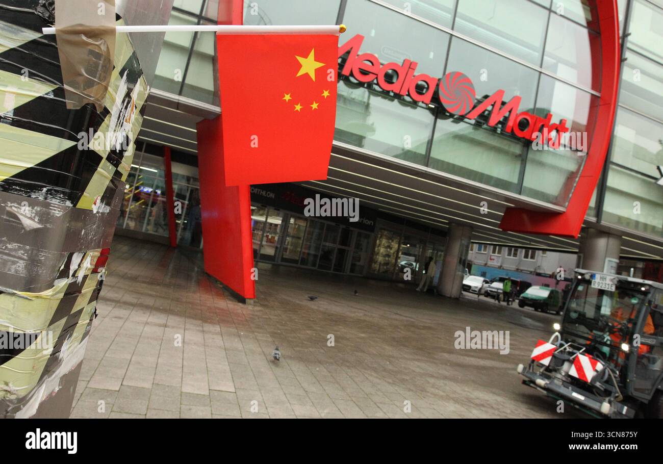 Eine Flagge der Volksrepublik China ist an einem Laternenpfahl vor dem Eingang vom MediaMarkt Tech Village Hamburg in der Mönckebergstraße befestig worden. Der chinesische E-Commerce-Riese JD.com wird aller Voraussicht nach neuem Mehrheitsaktionär vom Elektronik-Fachhändler Mediamarkt-Saturn. Symbolbild/Symbolfoto. Altstadt Hamburg Stockfoto