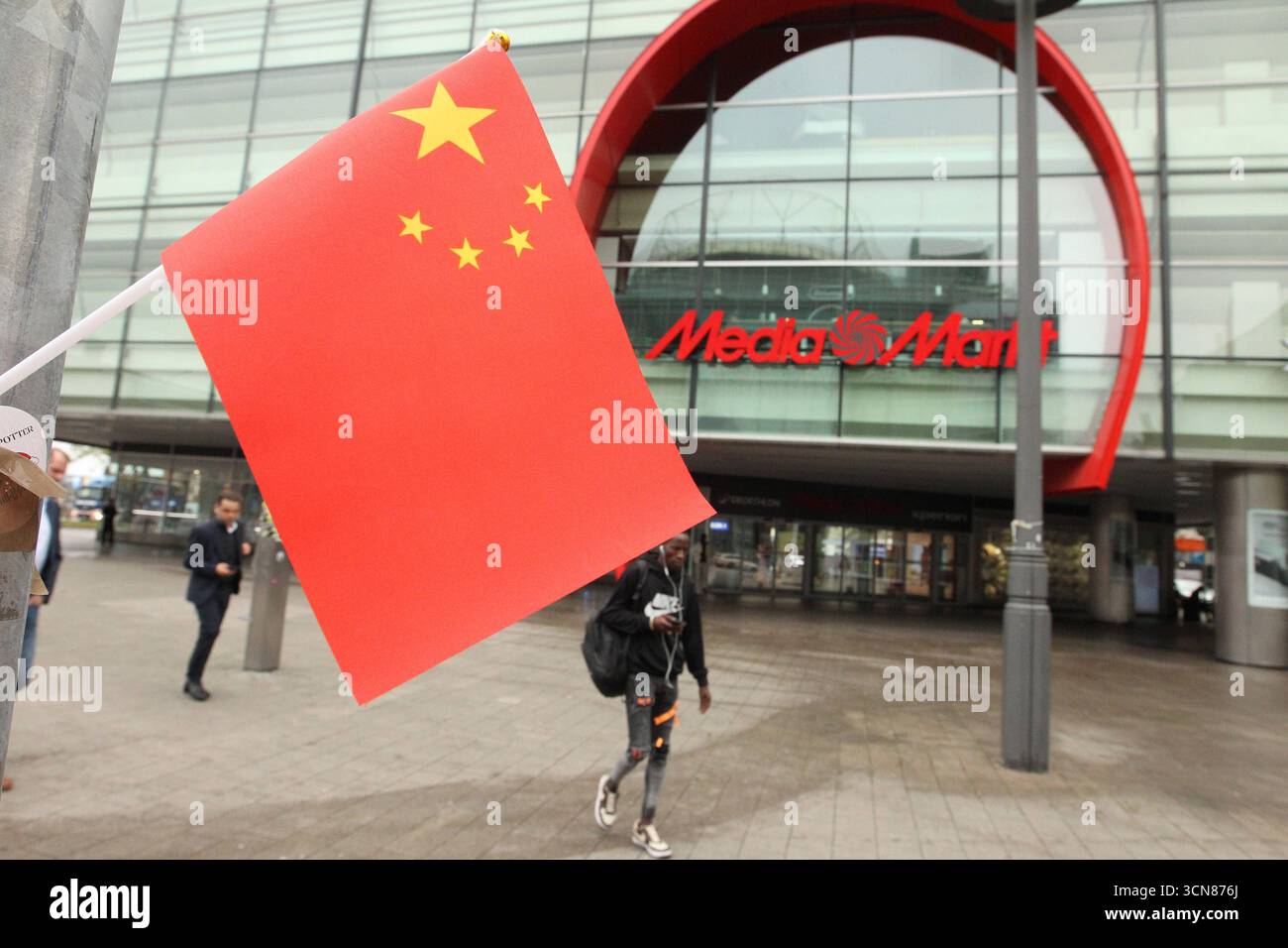 Eine Flagge der Volksrepublik China ist an einem Laternenpfahl vor dem Eingang vom MediaMarkt Tech Village Hamburg in der Mönckebergstraße befestig worden. Der chinesische E-Commerce-Riese JD.com wird aller Voraussicht nach neuem Mehrheitsaktionär vom Elektronik-Fachhändler Mediamarkt-Saturn. Symbolbild/Symbolfoto. Altstadt Hamburg Stockfoto