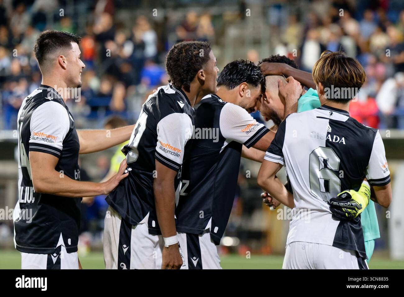 Carouge, Schweiz. September 2025. Der FC Basel feiert nach dem Sieg im 16. Finale des Schweizer Pokalspiels zwischen Etoile Carouge FC und FC Basel im Stade de la Fontenette in Carouge, Schweiz Credit: SPP Sport Press Photo. /Alamy Live News Stockfoto