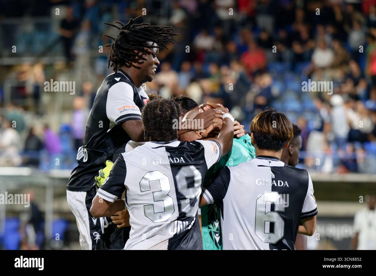 Carouge, Schweiz. September 2025. Der FC Basel feiert nach dem Sieg im 16. Finale des Schweizer Pokalspiels zwischen Etoile Carouge FC und FC Basel im Stade de la Fontenette in Carouge, Schweiz Credit: SPP Sport Press Photo. /Alamy Live News Stockfoto