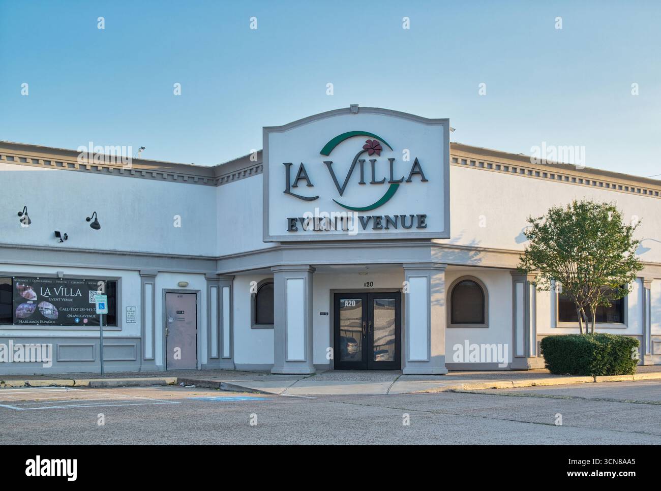 Houston, Texas USA 08-03-2025: La Villa Veranstaltungsort Business Storefront. Stockfoto