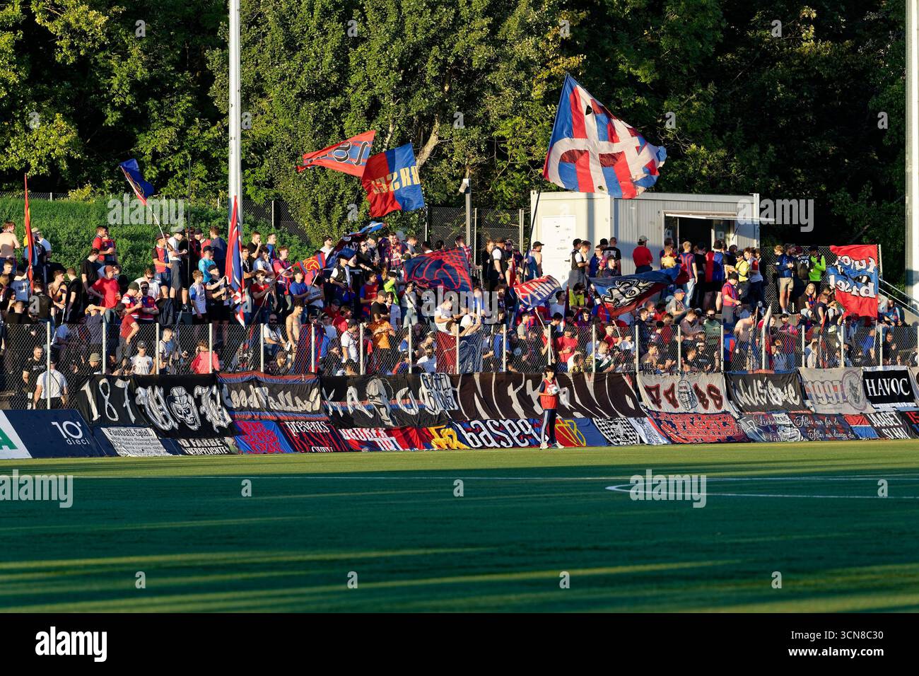 Carouge, Schweiz. September 2025. Fans des FC Basel im 16. Finale des Schweizer Pokalspiels zwischen Etoile Carouge FC und FC Basel im Stade de la Fontenette in Carouge, Schweiz Credit: SPP Sport Press Photo. /Alamy Live News Stockfoto