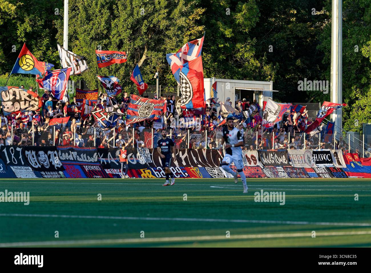 Carouge, Schweiz. September 2025. Fans des FC Basel im 16. Finale des Schweizer Pokalspiels zwischen Etoile Carouge FC und FC Basel im Stade de la Fontenette in Carouge, Schweiz Credit: SPP Sport Press Photo. /Alamy Live News Stockfoto