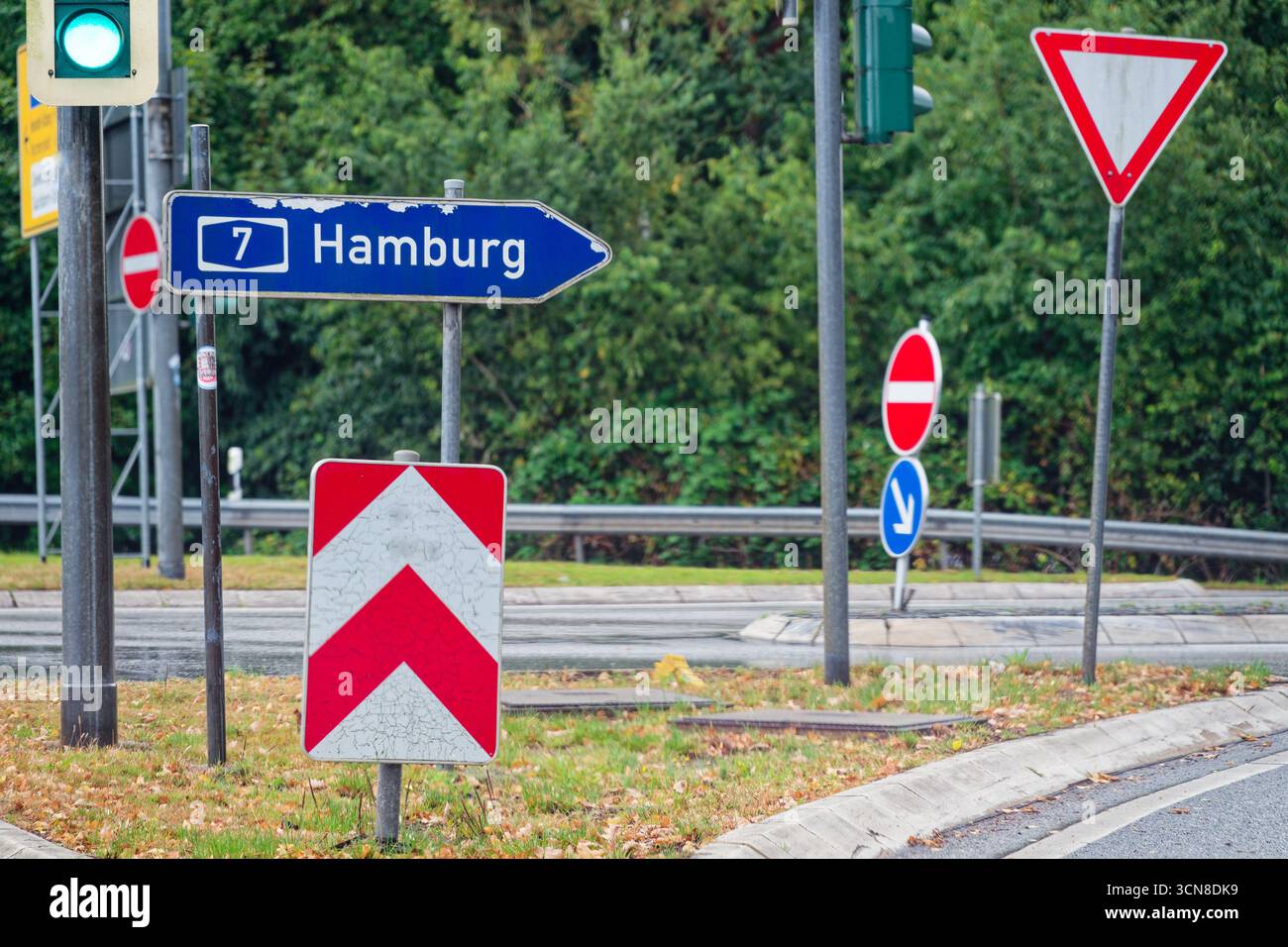Verkehrsschilder auf der A7 Richtung Hamburg mit Baumarkierungen. Perfekt für Transport, Infrastruktur, Logistik und Verkehr Stockfoto