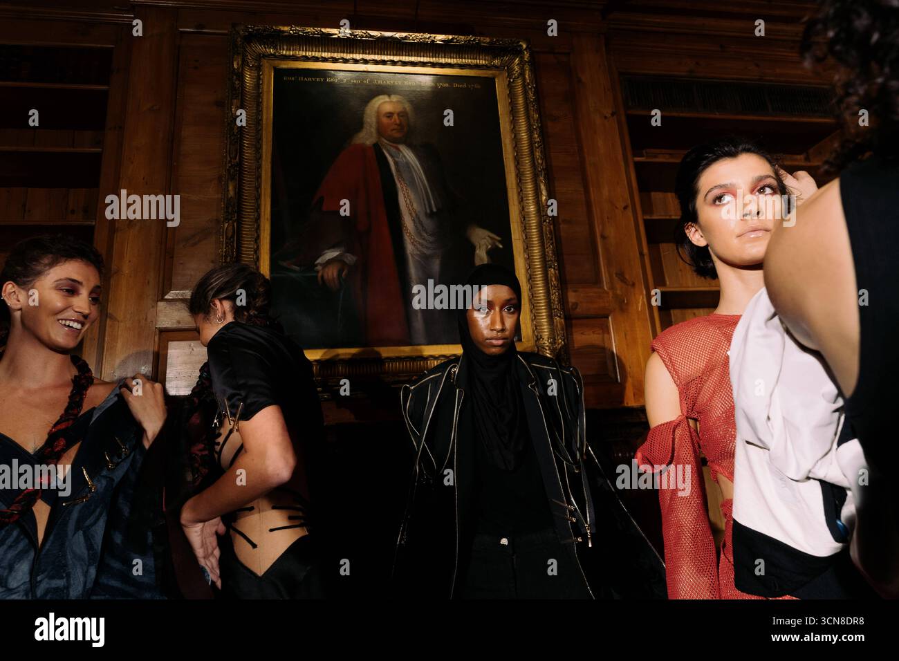 Genaro Rivas x Ein goldenes Grabtuch in London Designer Genaro Rivas präsentiert Ein goldenes Grabtuch, seine SS26-Zusammenarbeit, die auf der London Fashion Week gezeigt wurde. Basierend auf seiner charakteristischen Farbpalette und seiner experimentellen Schneiderei kombiniert die Show radikale Schnittführung mit Zero-Waste-Praktiken. Stoffe werden manuell behandelt, wobei skulpturale Silhouetten über markante Texturen liegen. Die Kollektion erinnert an das Thema der Verwandlung von Asche zu Silhouetten, die auf Erneuerung, luxuriösen Verfall und ein poetisches Zusammenspiel von Licht und Schatten hinweisen. London England Vereinigtes Königreich Copyright: xx Stockfoto