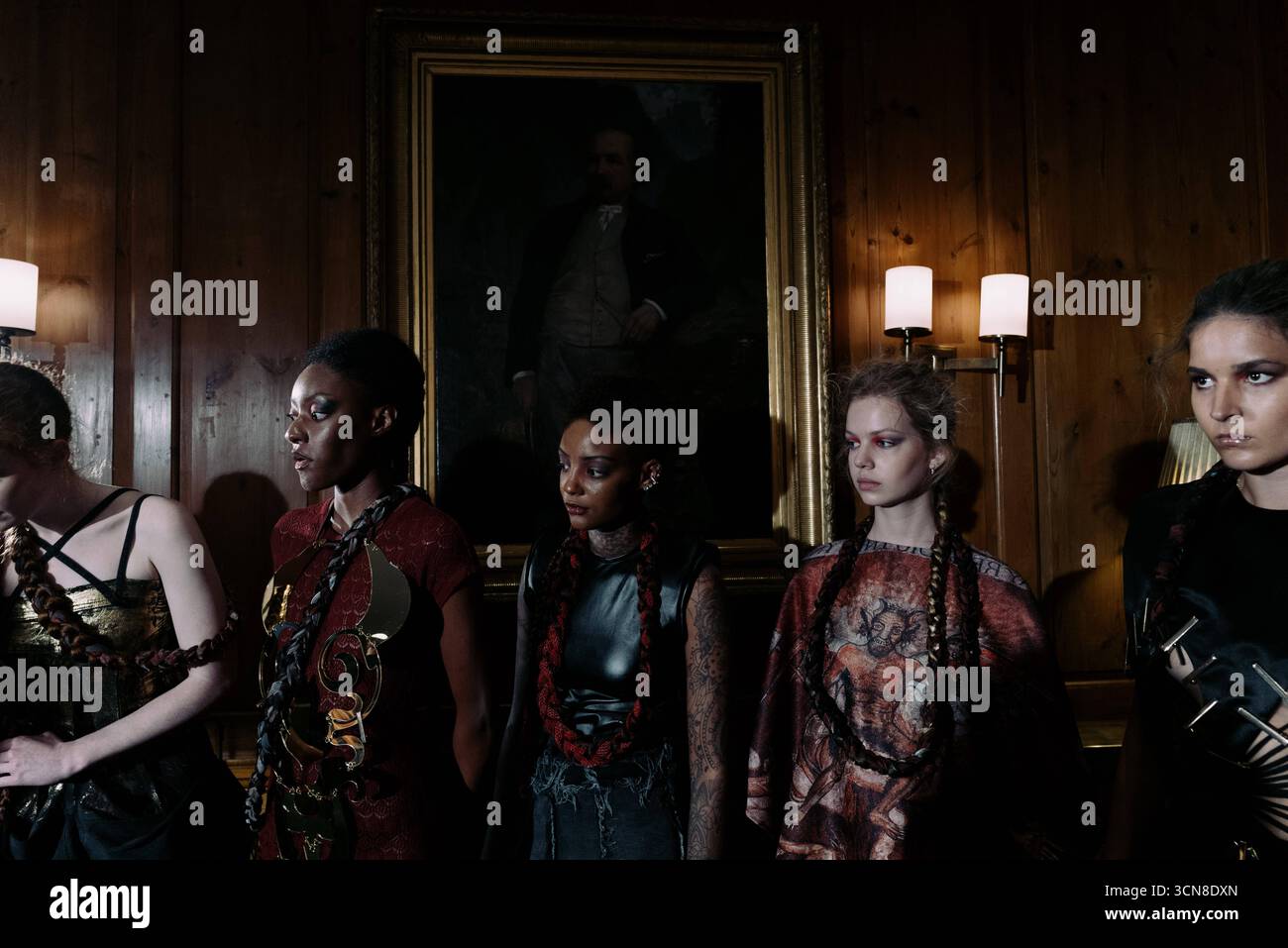 Genaro Rivas x Ein goldenes Grabtuch in London Designer Genaro Rivas präsentiert Ein goldenes Grabtuch, seine SS26-Zusammenarbeit, die auf der London Fashion Week gezeigt wurde. Basierend auf seiner charakteristischen Farbpalette und seiner experimentellen Schneiderei kombiniert die Show radikale Schnittführung mit Zero-Waste-Praktiken. Stoffe werden manuell behandelt, wobei skulpturale Silhouetten über markante Texturen liegen. Die Kollektion erinnert an das Thema der Verwandlung von Asche zu Silhouetten, die auf Erneuerung, luxuriösen Verfall und ein poetisches Zusammenspiel von Licht und Schatten hinweisen. London England Vereinigtes Königreich Copyright: xx Stockfoto