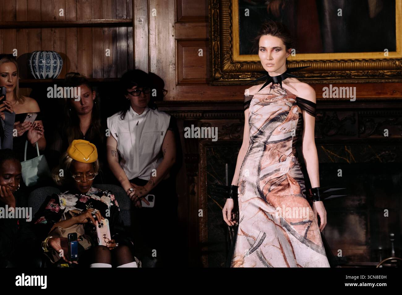 Genaro Rivas x Ein goldenes Grabtuch in London Designer Genaro Rivas präsentiert Ein goldenes Grabtuch, seine SS26-Zusammenarbeit, die auf der London Fashion Week gezeigt wurde. Basierend auf seiner charakteristischen Farbpalette und seiner experimentellen Schneiderei kombiniert die Show radikale Schnittführung mit Zero-Waste-Praktiken. Stoffe werden manuell behandelt, wobei skulpturale Silhouetten über markante Texturen liegen. Die Kollektion erinnert an das Thema der Verwandlung von Asche zu Silhouetten, die auf Erneuerung, luxuriösen Verfall und ein poetisches Zusammenspiel von Licht und Schatten hinweisen. London England Vereinigtes Königreich Copyright: xx Stockfoto