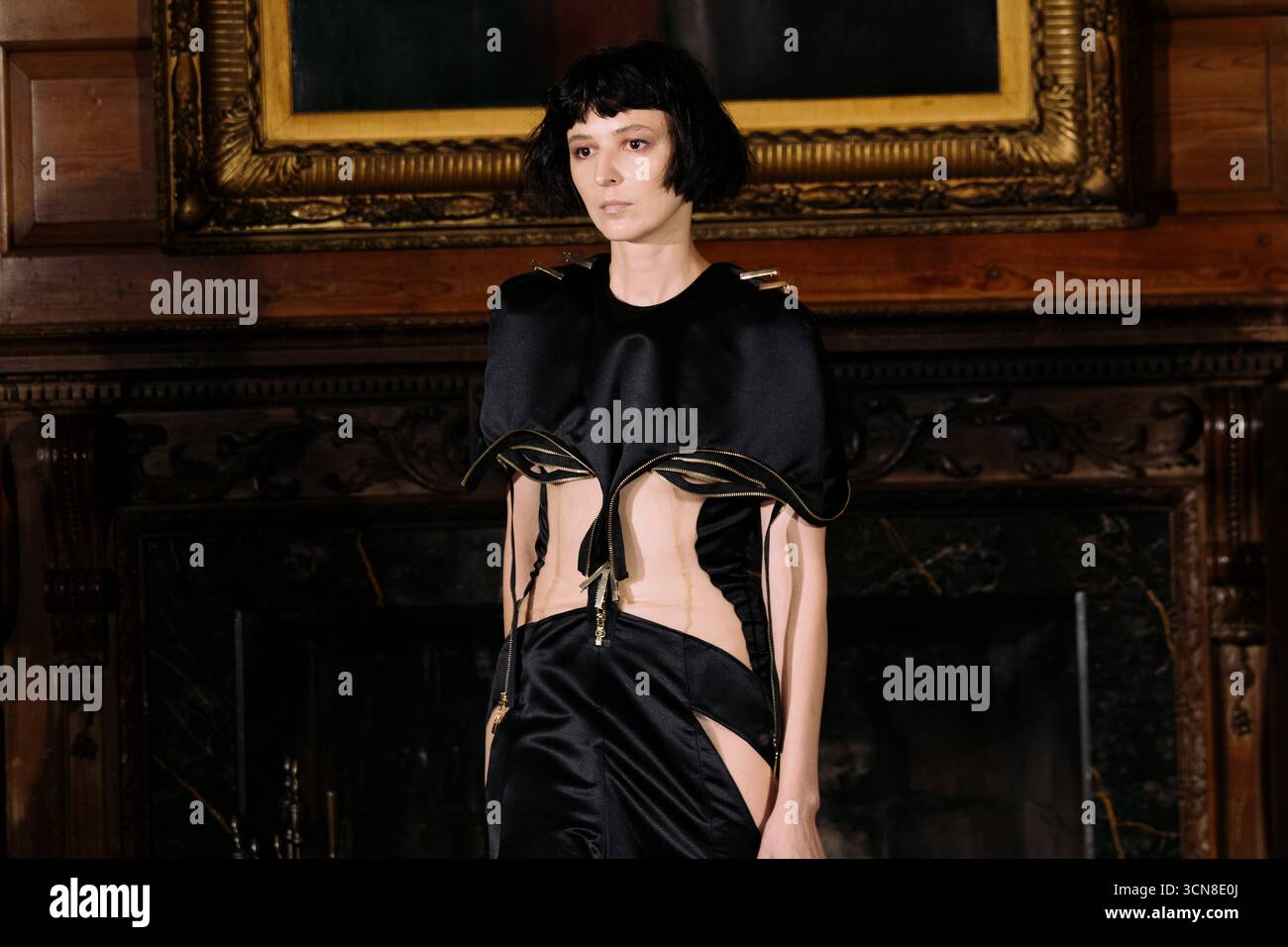 Genaro Rivas x Ein goldenes Grabtuch in London Designer Genaro Rivas präsentiert Ein goldenes Grabtuch, seine SS26-Zusammenarbeit, die auf der London Fashion Week gezeigt wurde. Basierend auf seiner charakteristischen Farbpalette und seiner experimentellen Schneiderei kombiniert die Show radikale Schnittführung mit Zero-Waste-Praktiken. Stoffe werden manuell behandelt, wobei skulpturale Silhouetten über markante Texturen liegen. Die Kollektion erinnert an das Thema der Verwandlung von Asche zu Silhouetten, die auf Erneuerung, luxuriösen Verfall und ein poetisches Zusammenspiel von Licht und Schatten hinweisen. London England Vereinigtes Königreich Copyright: xx Stockfoto