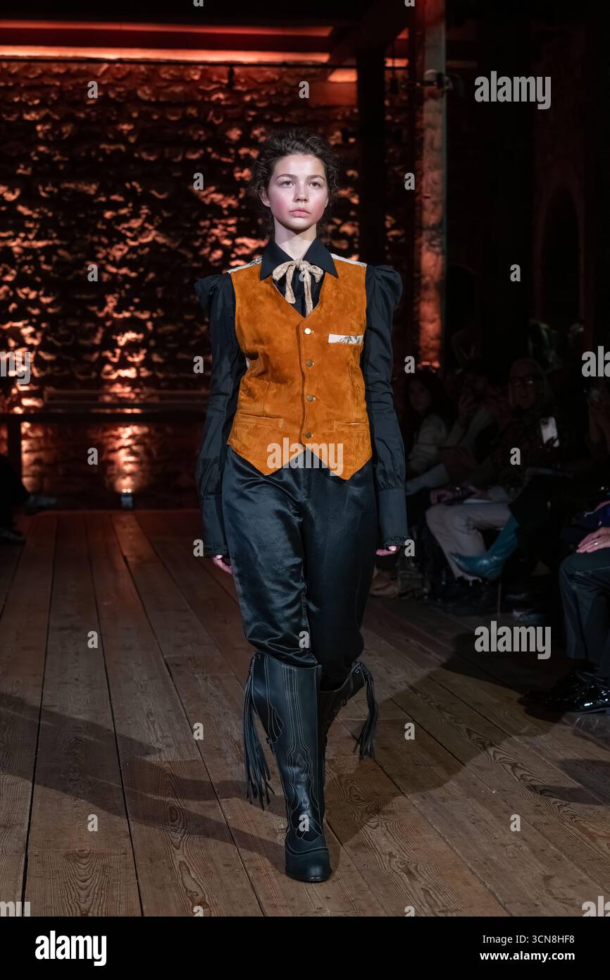 London, Großbritannien, 17. September 2025, diese Modenschau von Prophetik, die im prestigeträchtigen Tower of London stattfand, zeigte einige schöne Designs für Männer und Frauen für SS26. Der Künstler ist Jeff Gamer aus Tennessee in den USA. Dies war Teil der London Fashion Week 2025, die bis zum 22. September 2025 andauerte. Andrew Lalchan Photography/Alamy Live News Stockfoto