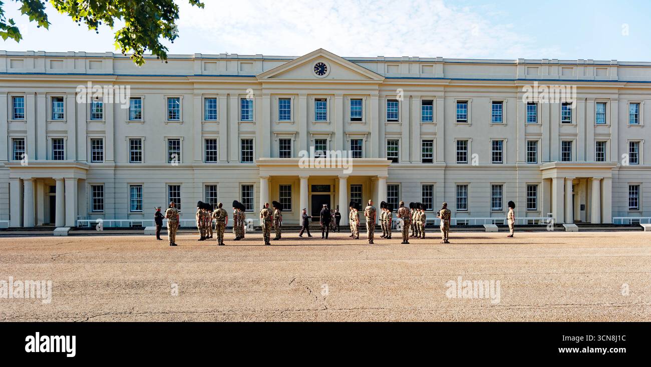 LONDON, ENGLAND - 28. August 2025: Britische Soldaten Proben zeremonielle Übungen in Uniform, mit Bärenfellhüten und Paradegewehren, die sich auf Royal oder St. vorbereiten Stockfoto