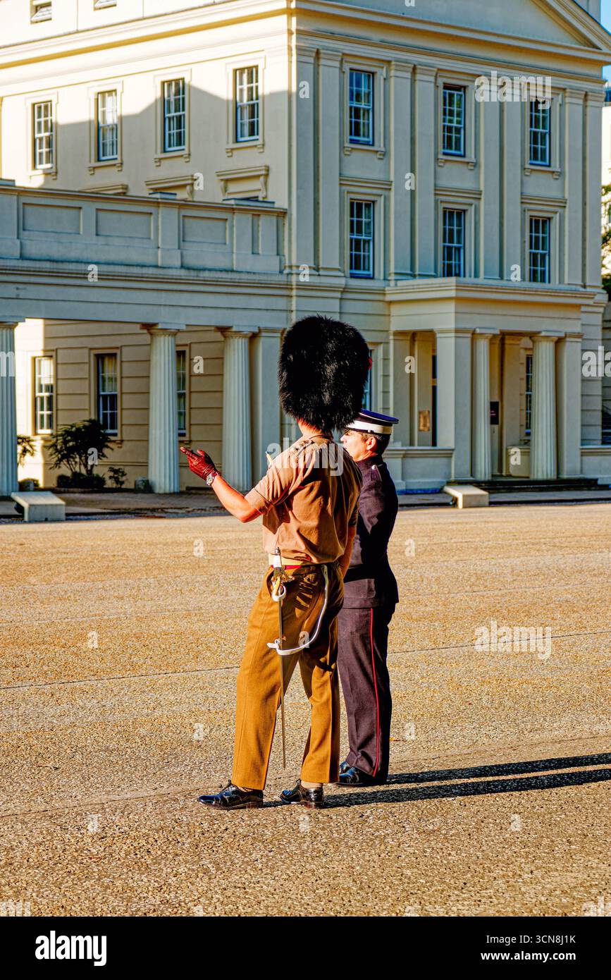 LONDON, ENGLAND - 28. August 2025: Britische Soldaten Proben zeremonielle Übungen in Uniform, mit Bärenfellhüten und Paradegewehren, die sich auf Royal oder St. vorbereiten Stockfoto