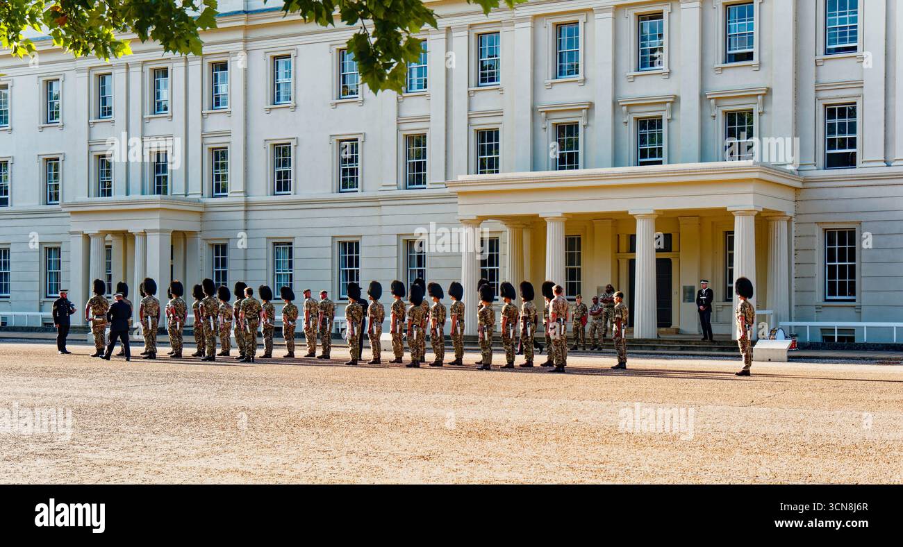 LONDON, ENGLAND - 28. August 2025: Britische Soldaten Proben zeremonielle Übungen in Uniform, mit Bärenfellhüten und Paradegewehren, die sich auf Royal oder St. vorbereiten Stockfoto
