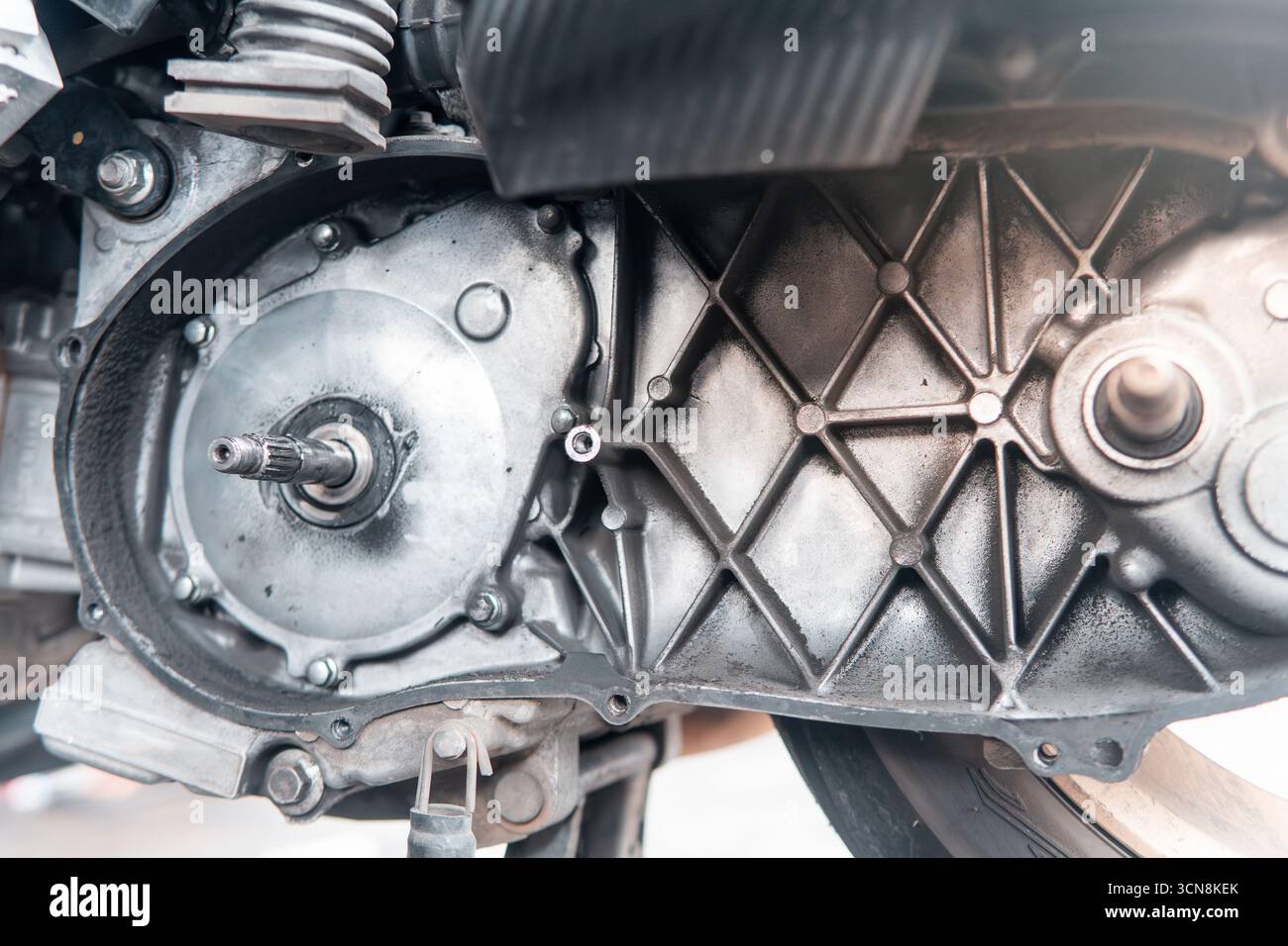 Nahaufnahme eines Motorkurbelgehäuses und Getriebeteile, die während der Reparatur freigelegt wurden. Zeigt Zahnräder, Lager und mechanische Komponenten. Stockfoto