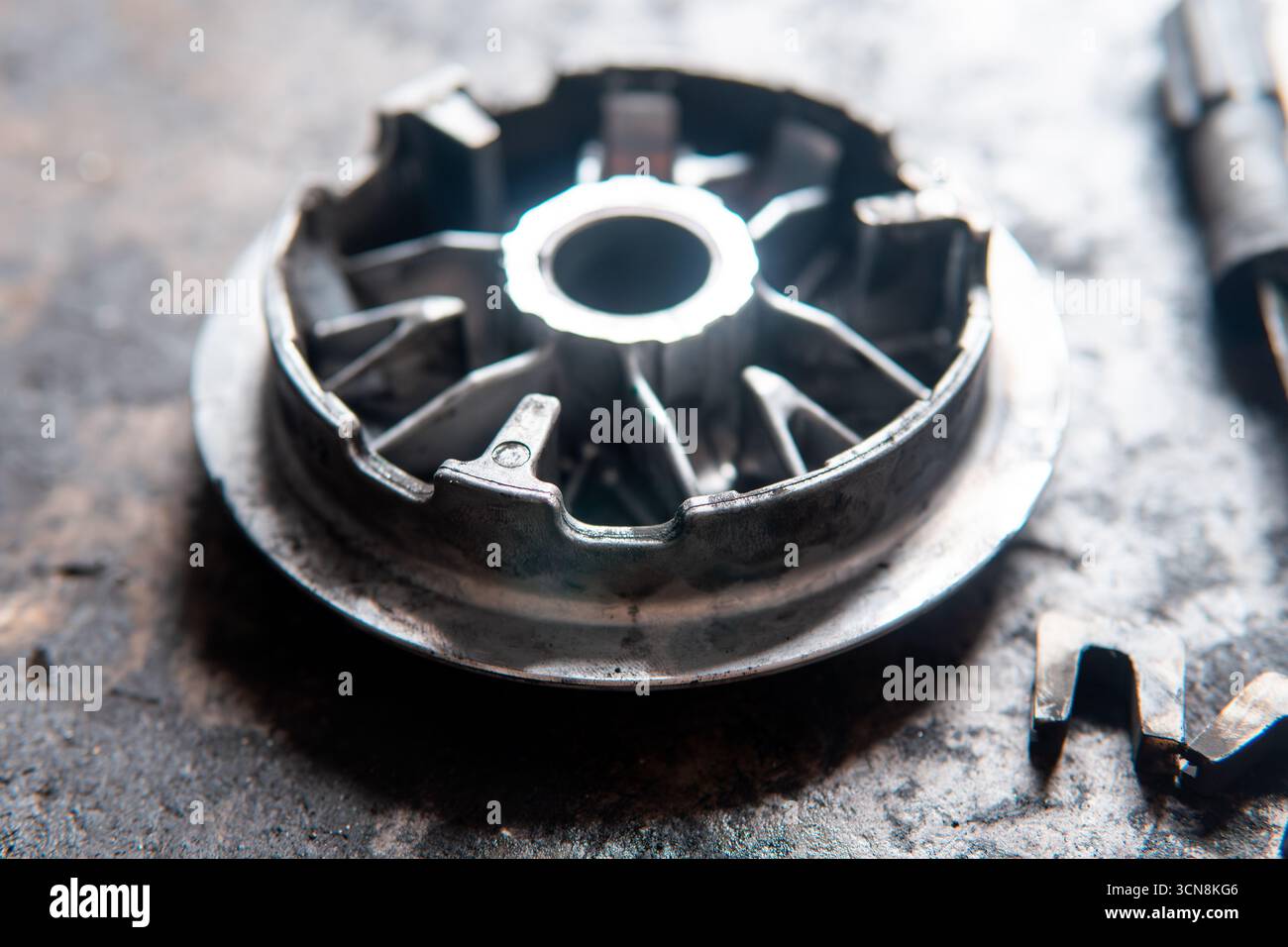 Nahaufnahme eines Motorkurbelgehäuses und Getriebeteile, die während der Reparatur freigelegt wurden. Zeigt Zahnräder, Lager und mechanische Komponenten. Stockfoto