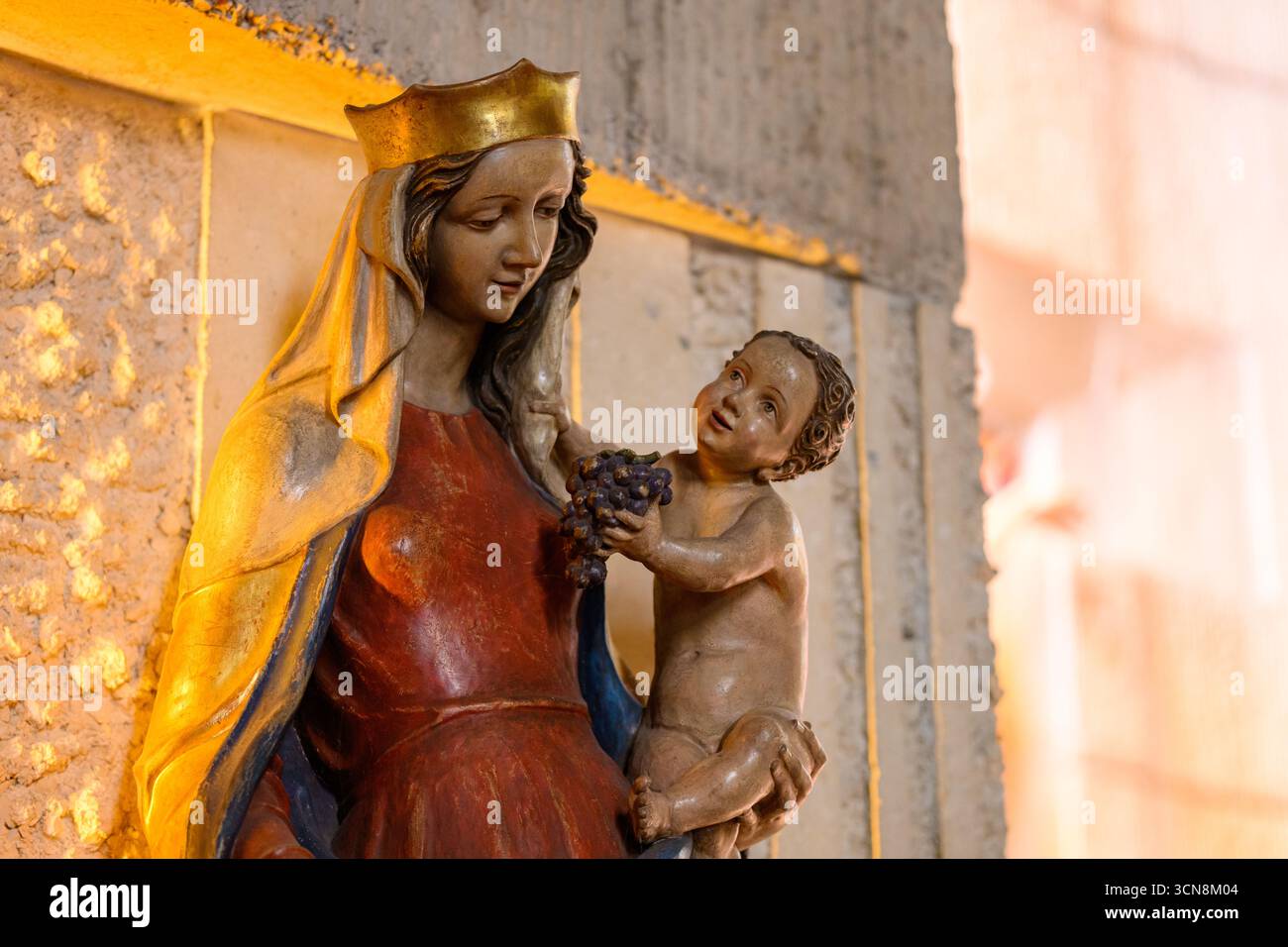 Die Jungfrau Maria mit dem Jesuskind. Eglise du Saint-Esprit (Kirche des Heiligen Geistes) im Viertel Cents von Luxemburg. Stockfoto